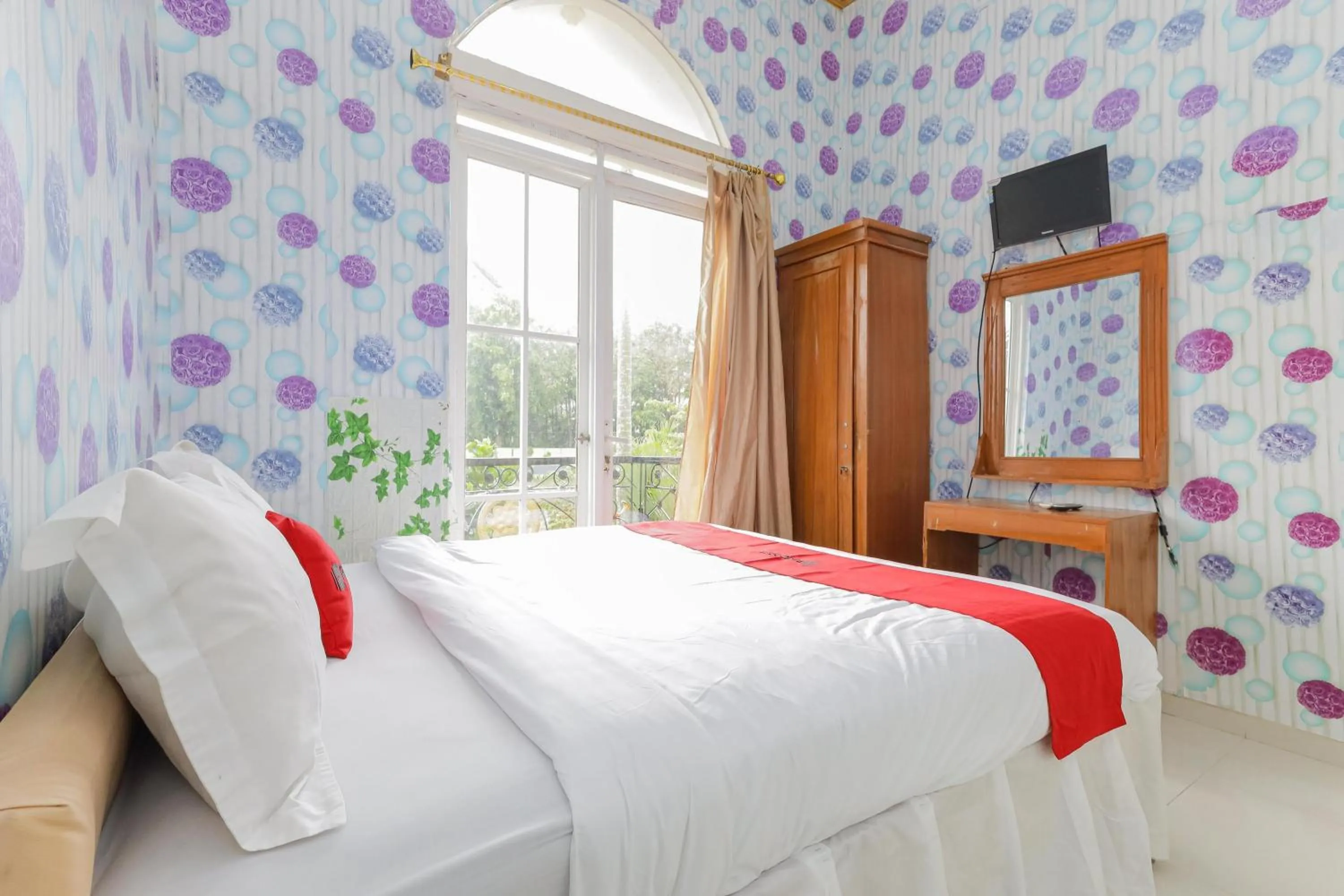 Bedroom, Bed in RedDoorz at Villa Puncak Tidar