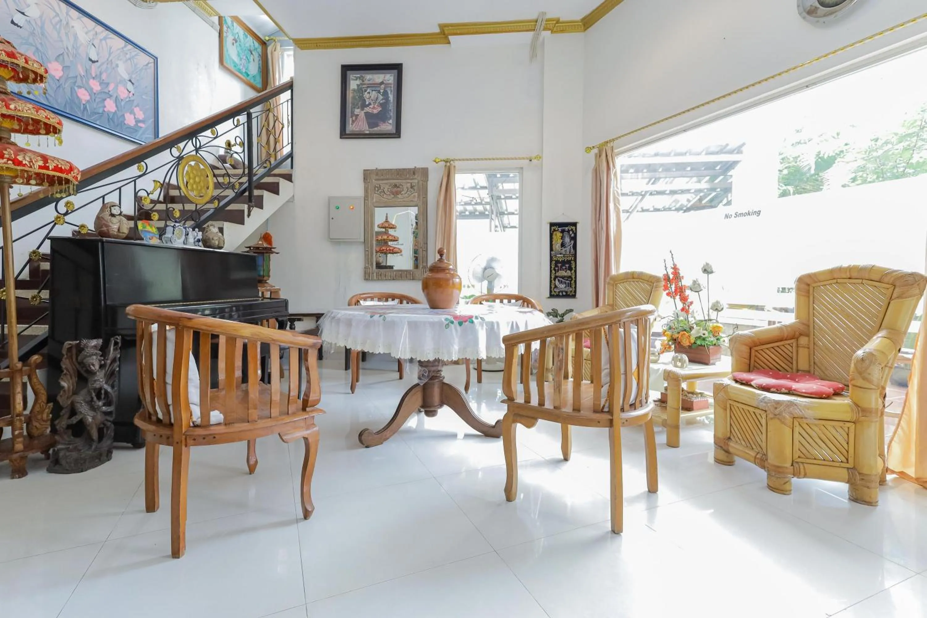 Living room in RedDoorz at Villa Puncak Tidar