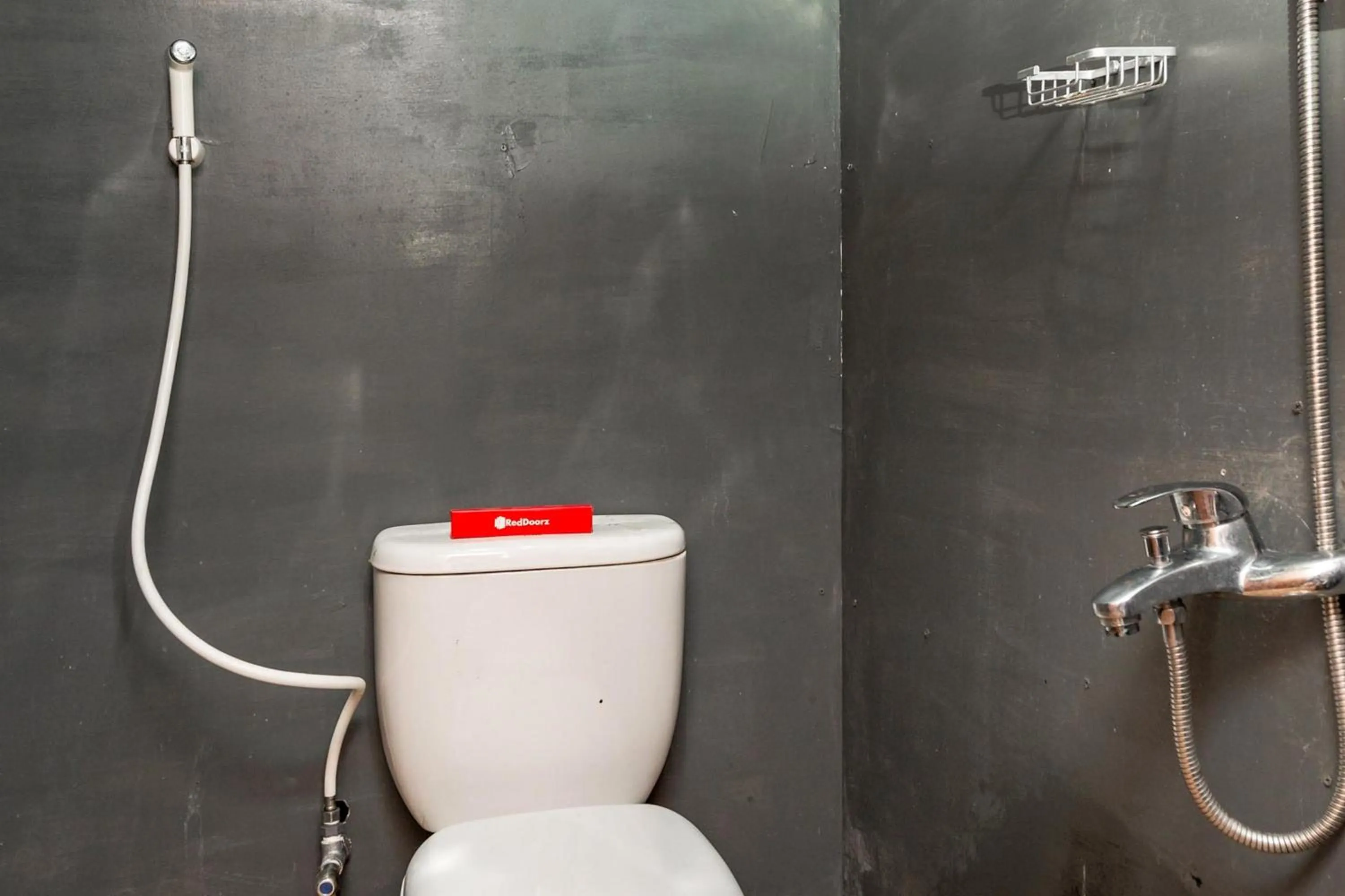 Toilet in RedDoorz @ Apache Camp