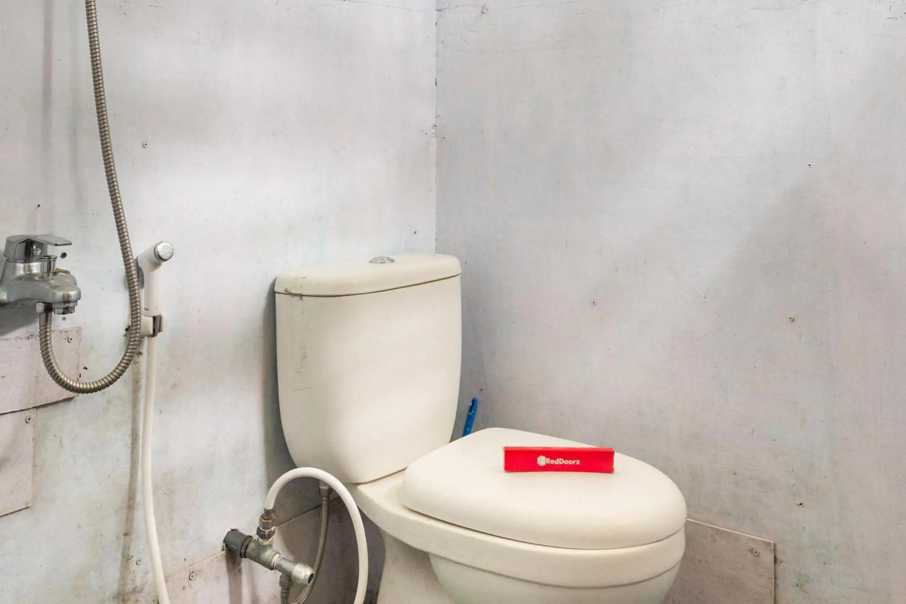 Toilet in RedDoorz @ Apache Camp