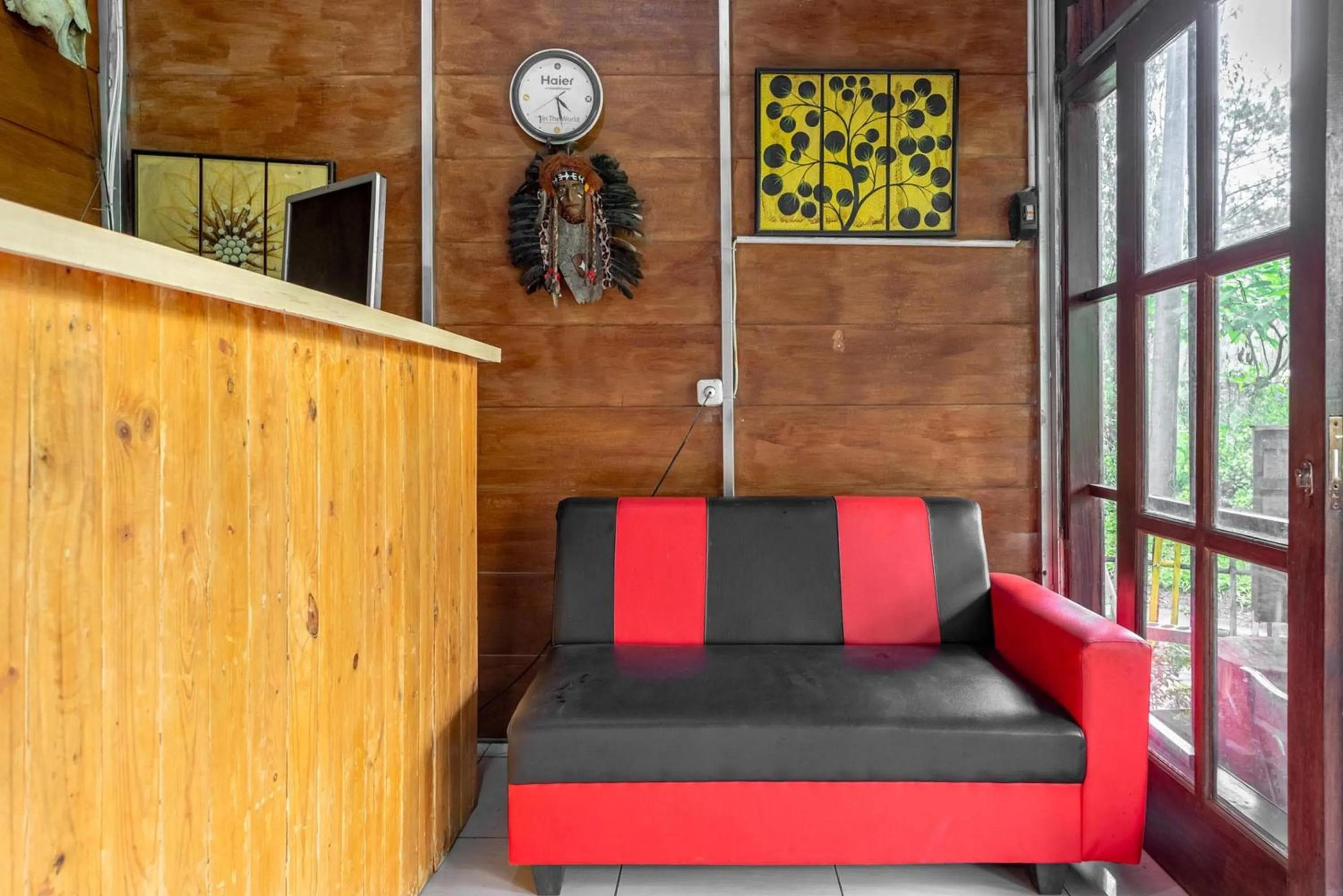 Seating area in RedDoorz @ Apache Camp