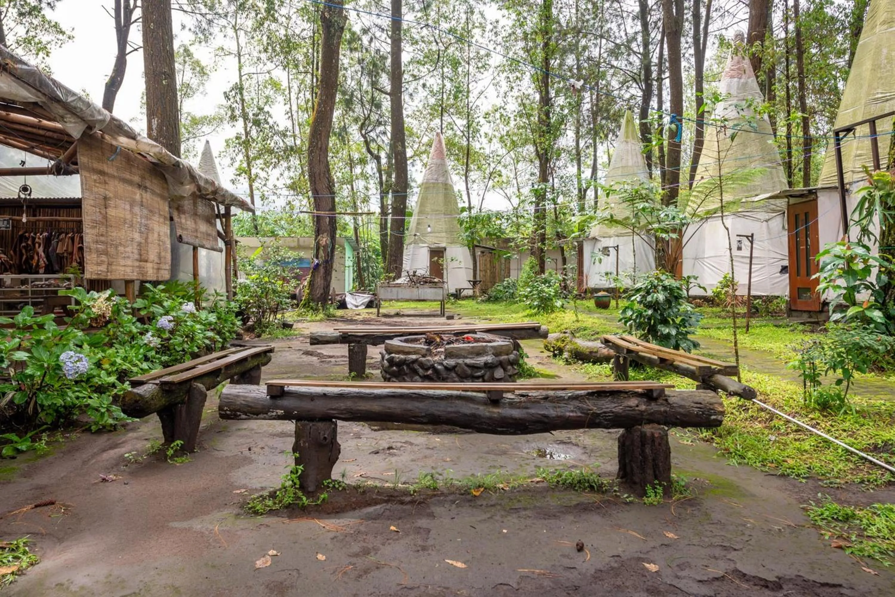 Seating area in RedDoorz @ Apache Camp