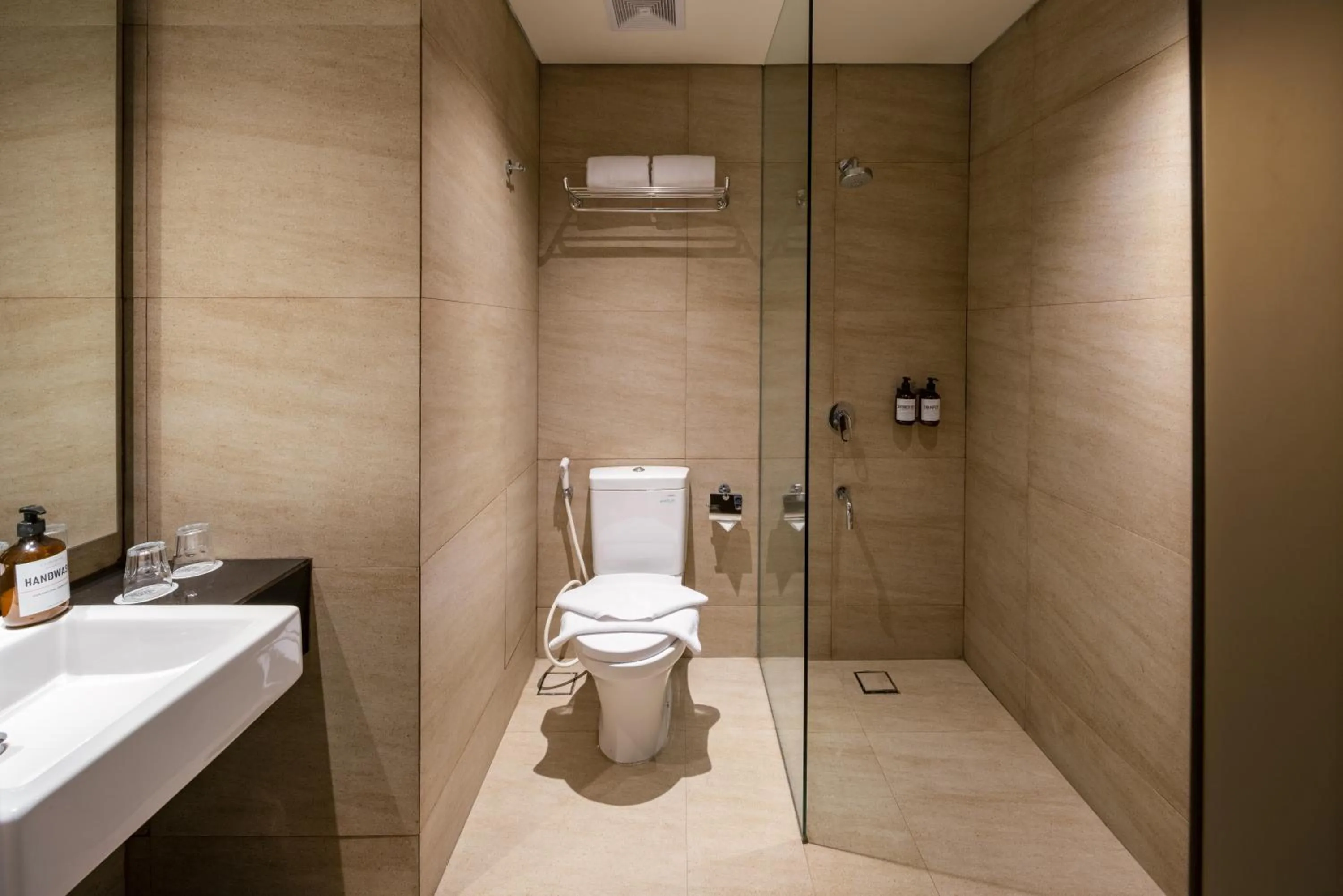 Shower in Luminor Hotel Jakarta Kota By WH