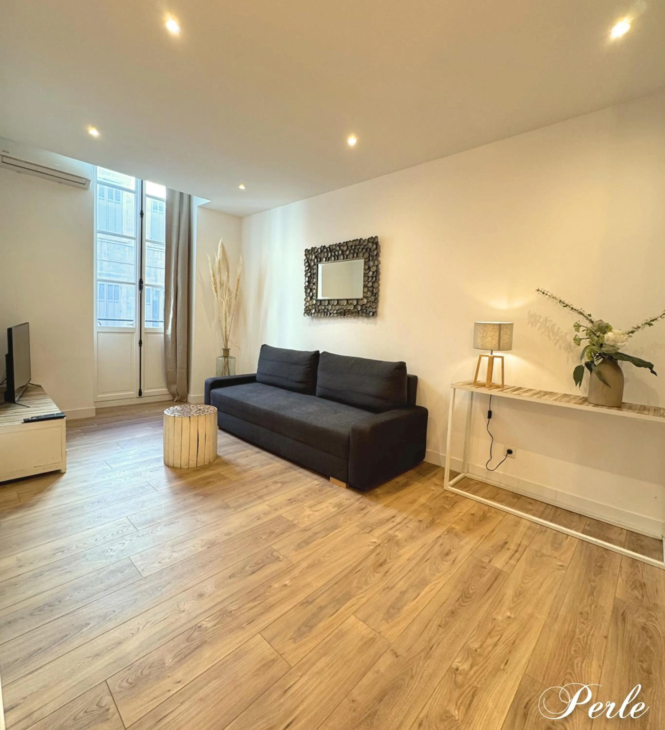 Photo of the whole room in Les Appartements du Vieux Port