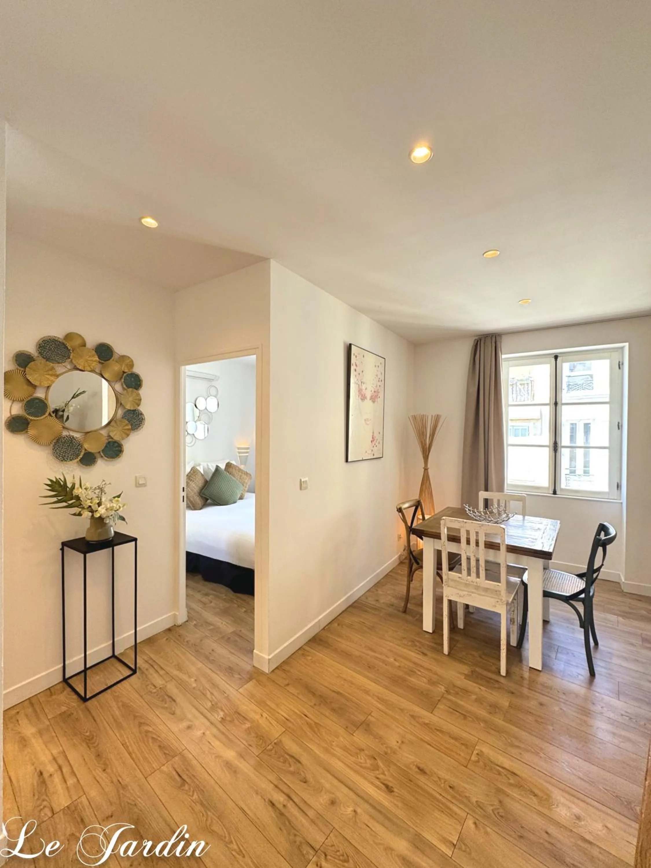 Photo of the whole room, Bed in Les Appartements du Vieux Port