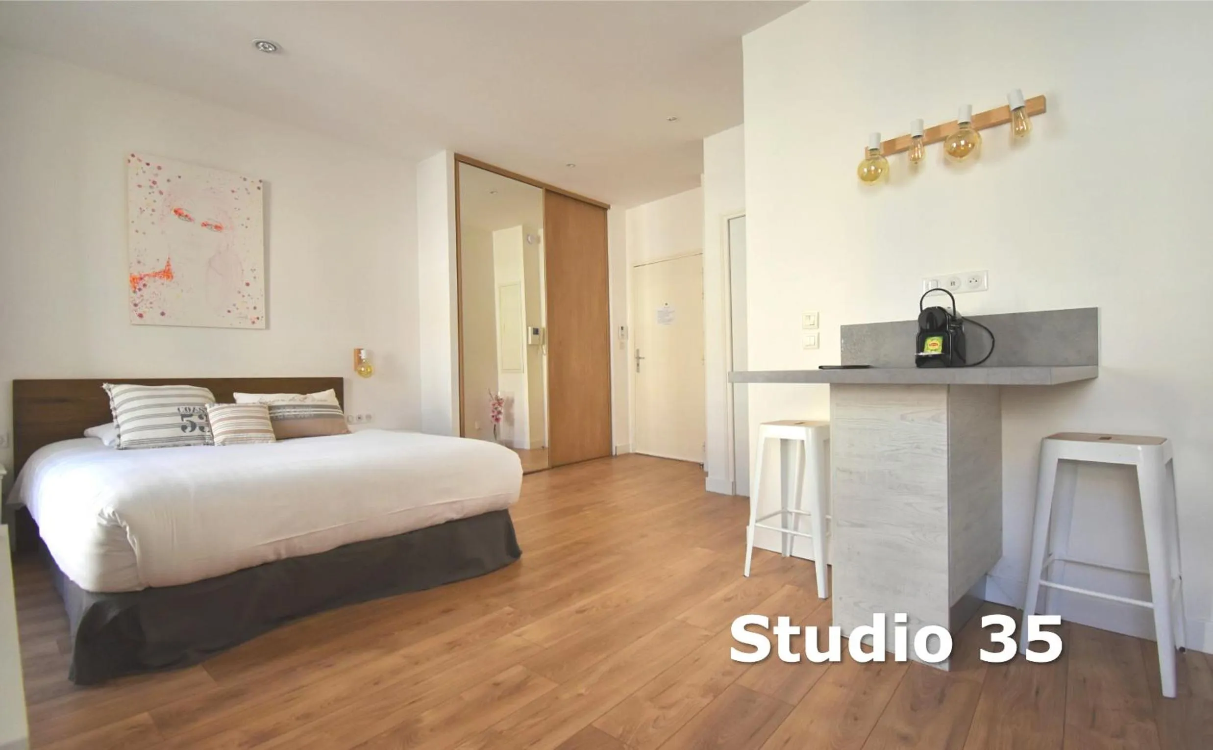 Photo of the whole room, Bed in Les Appartements du Vieux Port