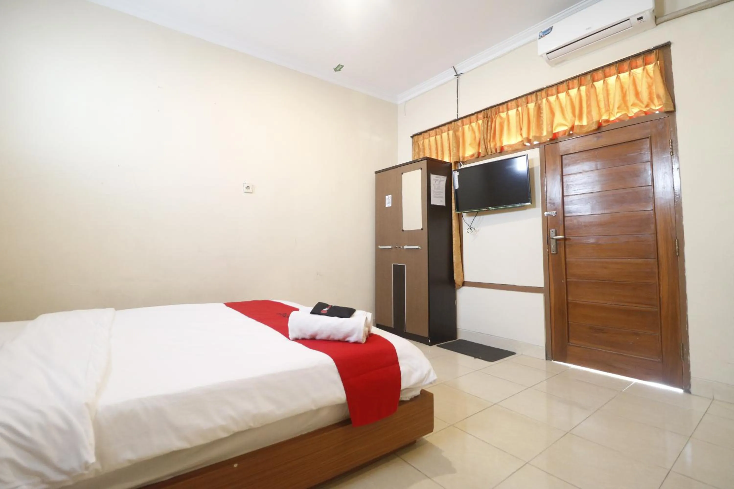 Bedroom, Bed in RedDoorz Plus @ Jalan Parangtritis 2