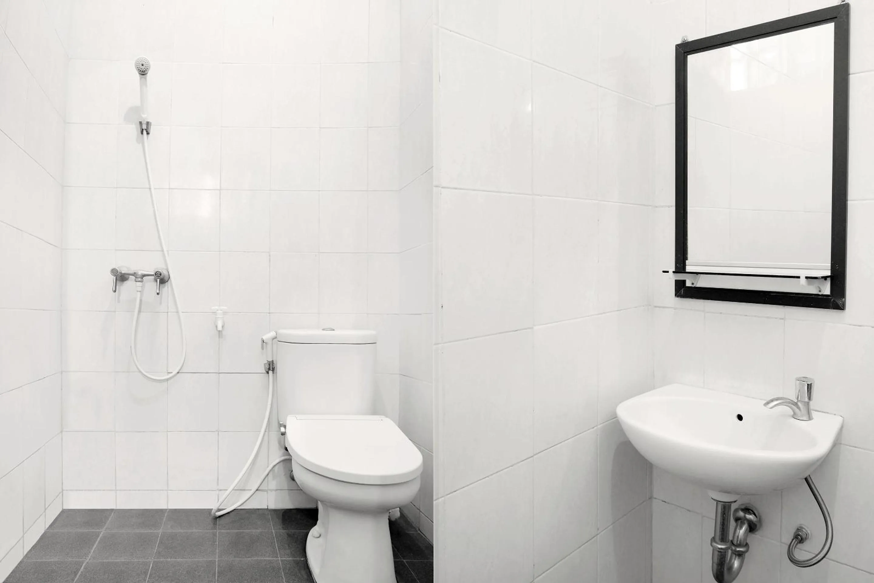 Bathroom in RedDoorz Plus @ Jalan Parangtritis 2