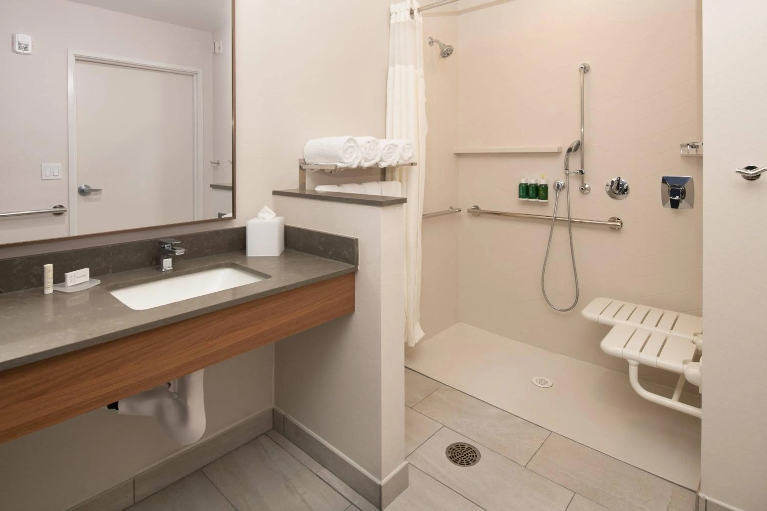 Bathroom in Fairfield Inn & Suites by Marriott Wenatchee