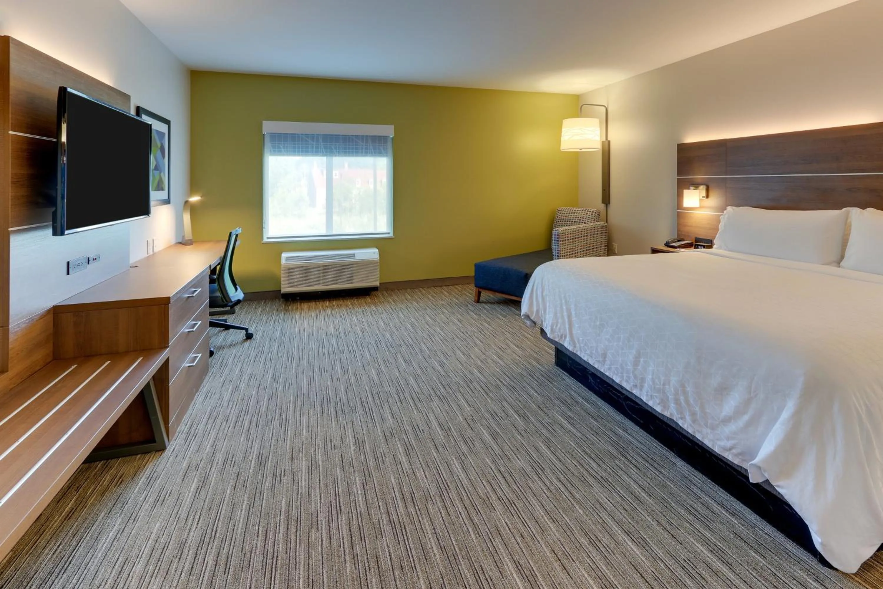 Photo of the whole room, Bed in Holiday Inn Express & Suites - Saugerties - Hudson Valley by IHG