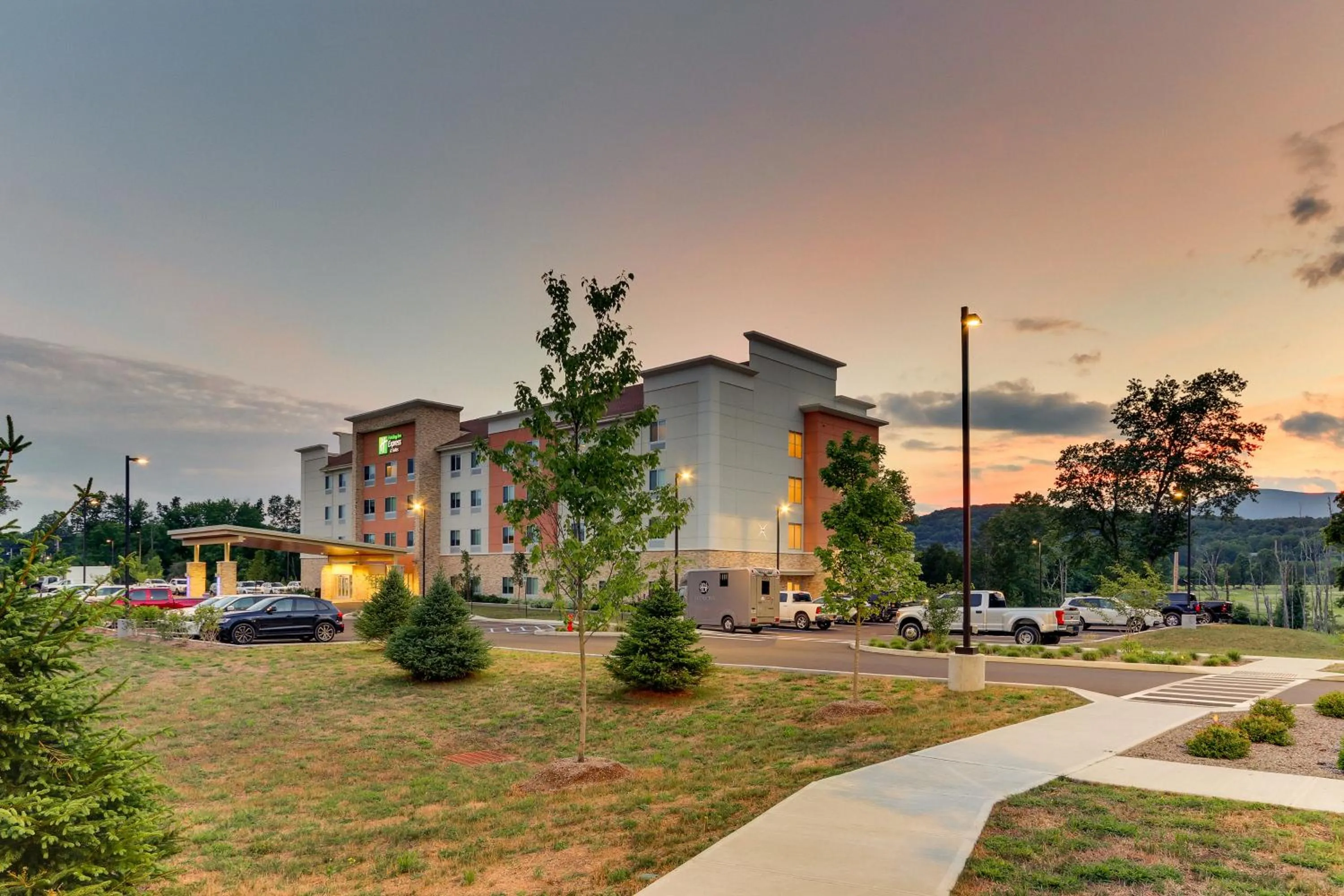 Property building in Holiday Inn Express & Suites - Saugerties - Hudson Valley by IHG