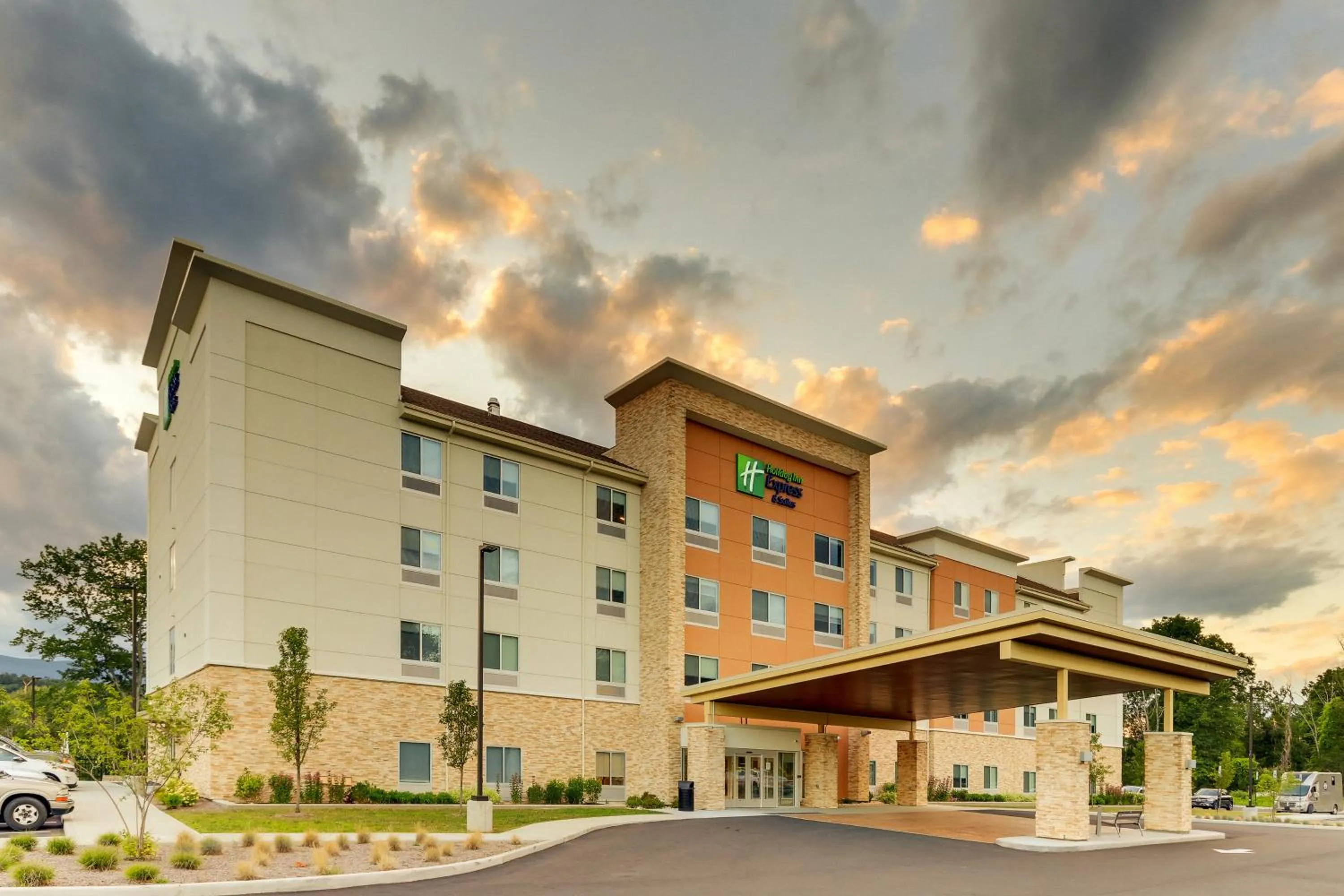 Property building in Holiday Inn Express & Suites - Saugerties - Hudson Valley by IHG