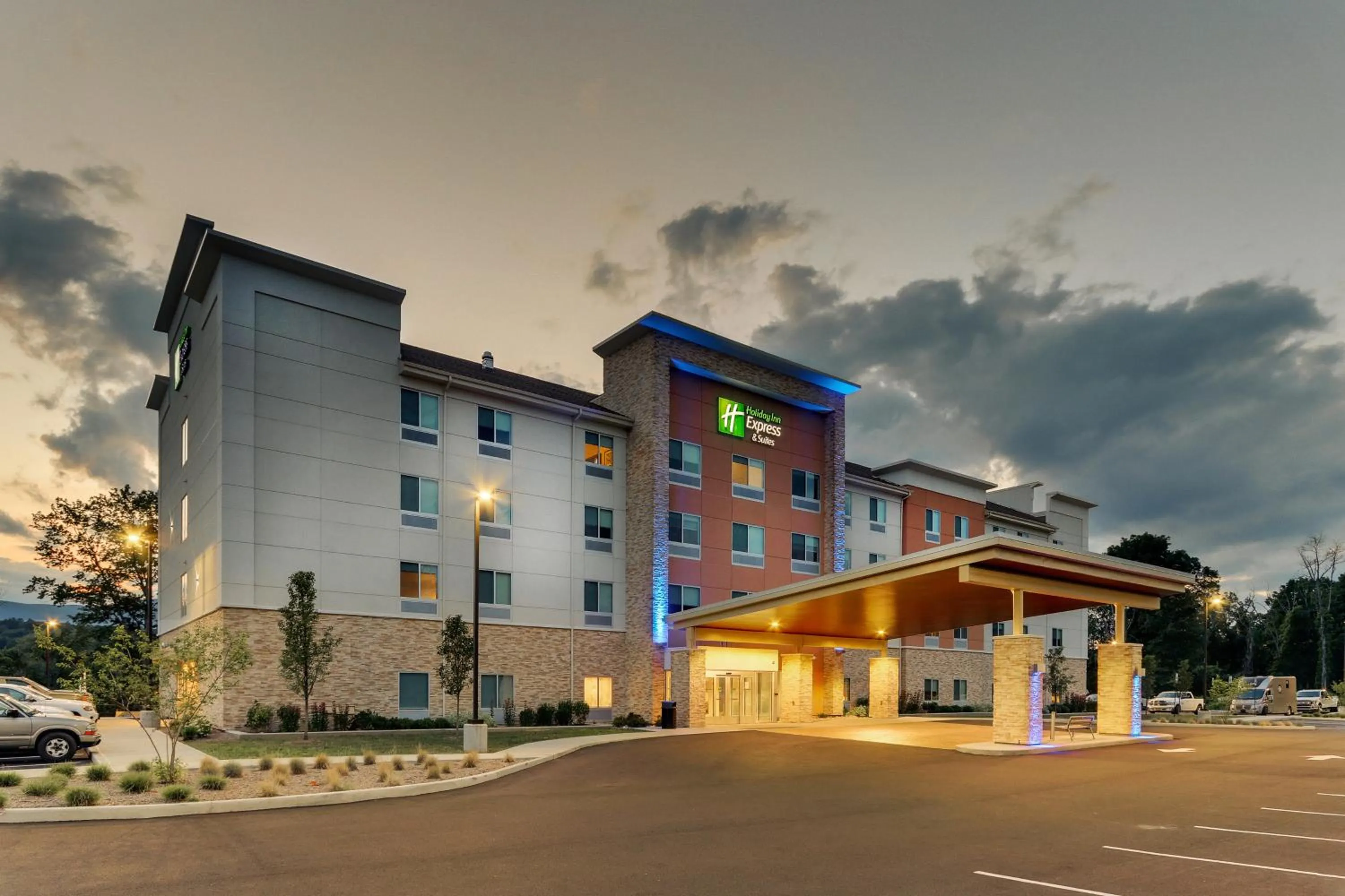 Property building in Holiday Inn Express & Suites - Saugerties - Hudson Valley by IHG