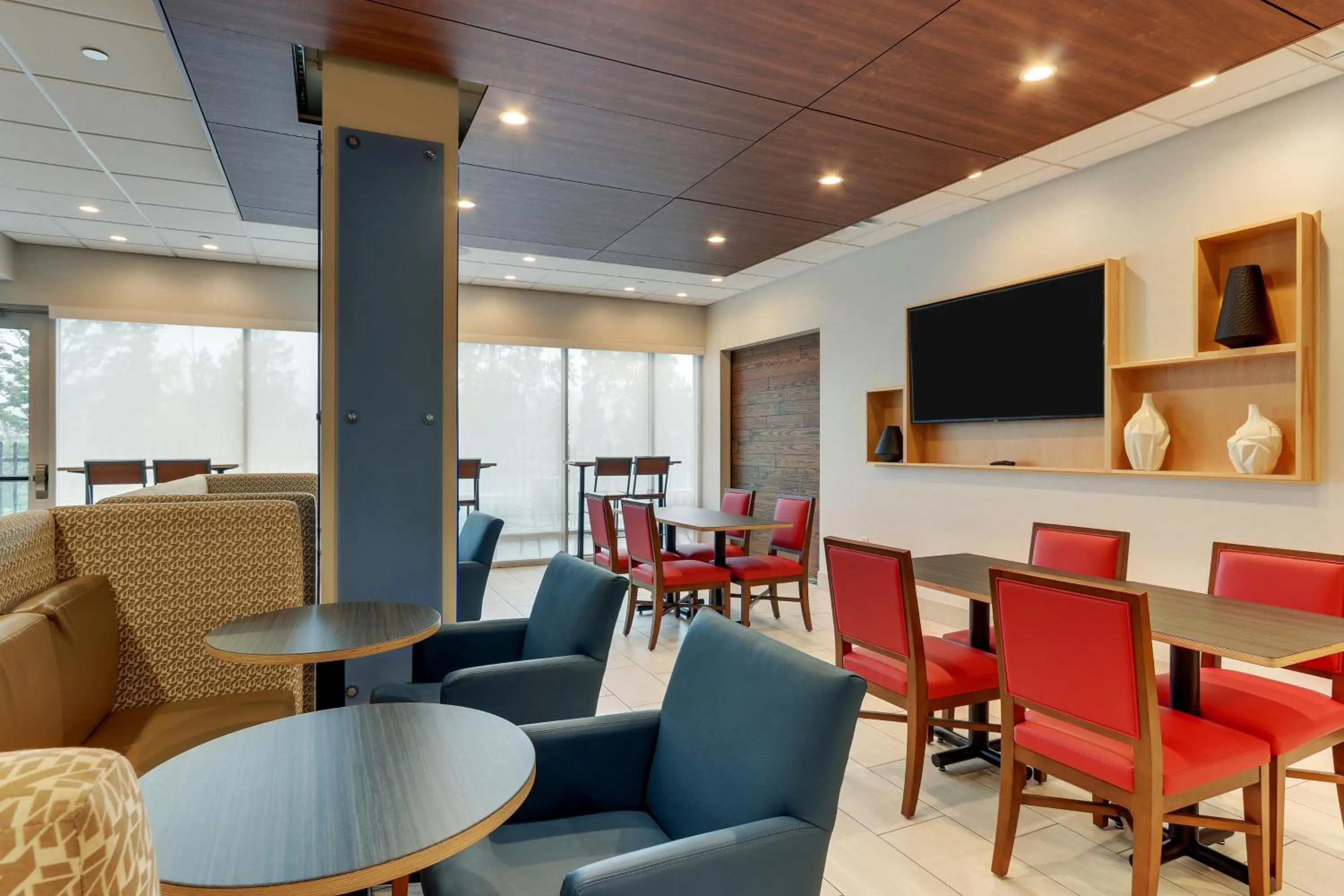 Dining area in Holiday Inn Express & Suites - Saugerties - Hudson Valley by IHG