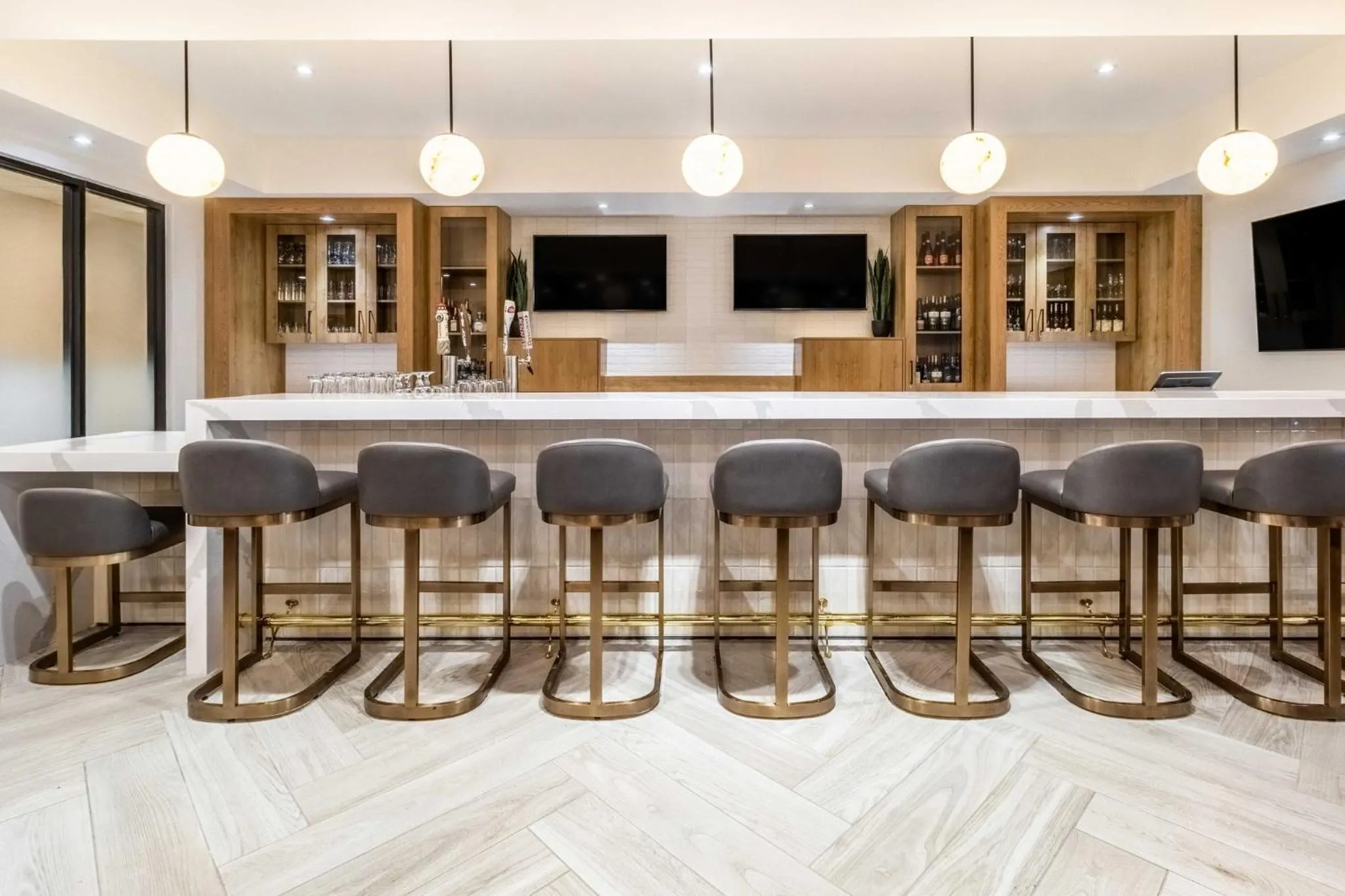 Lounge or bar in Holiday Inn Express & Suites - Halifax – Dartmouth