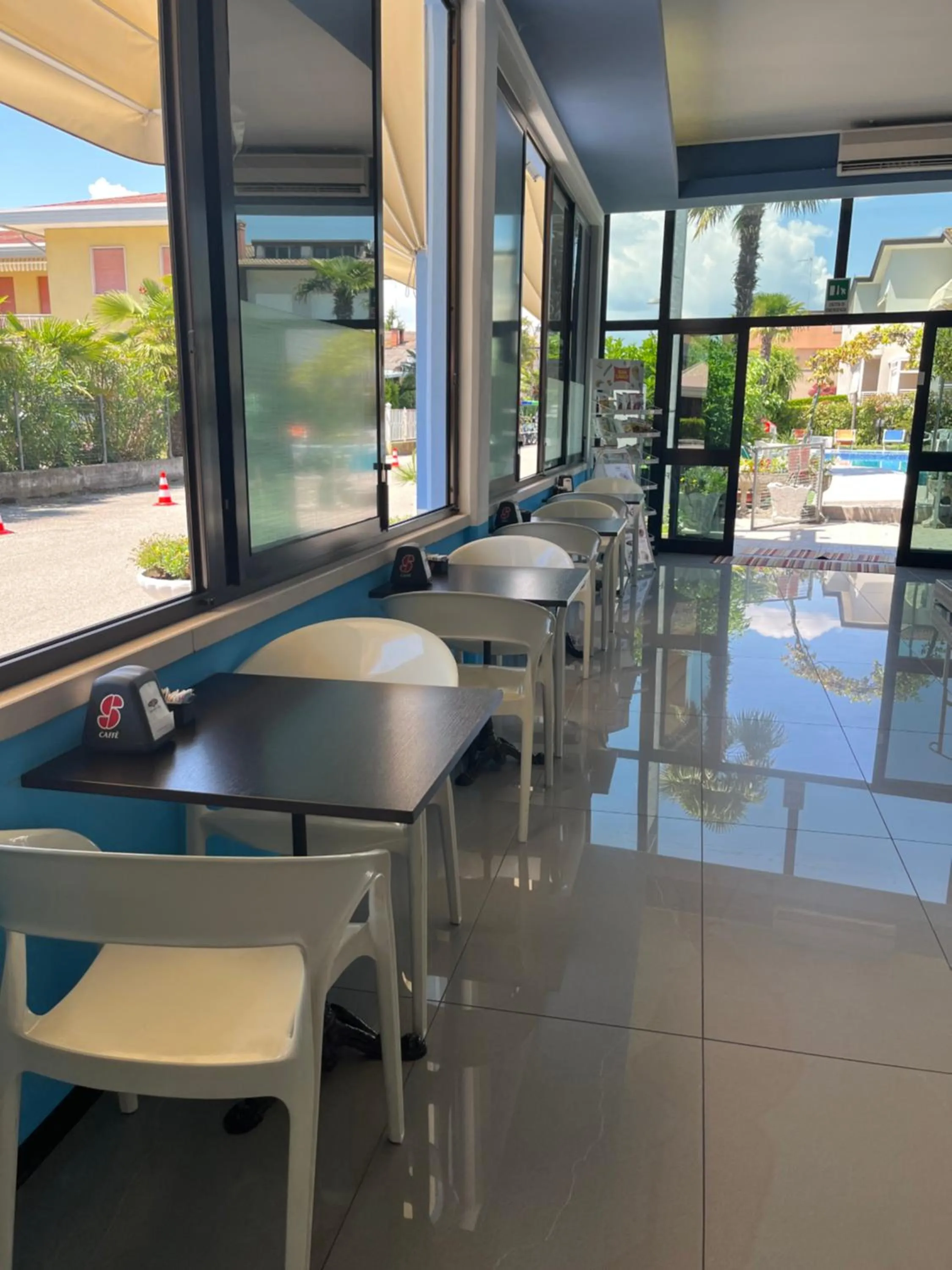 Seating area, Restaurant/Places to Eat in Hotel Centrale