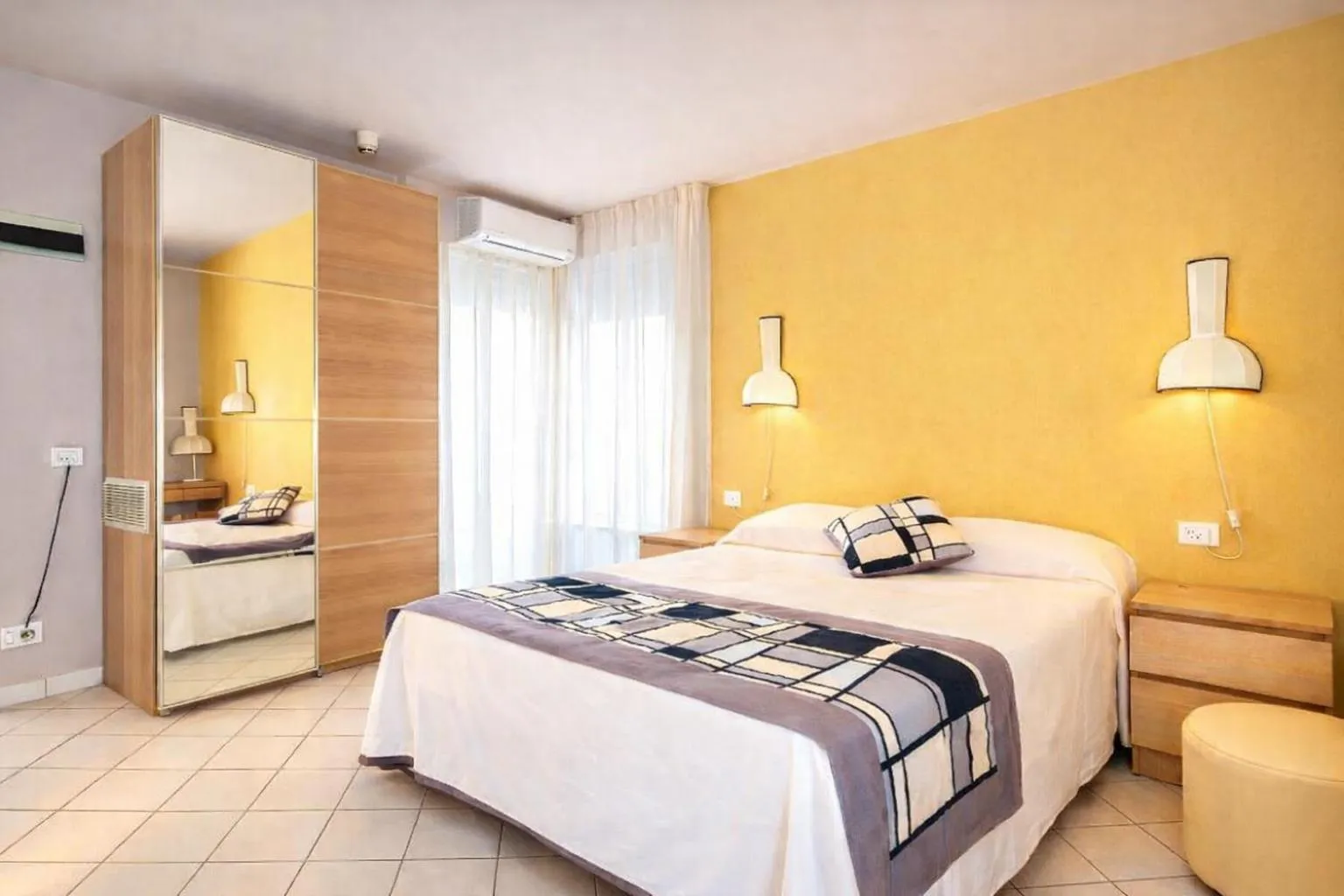Bed in HOTEL TRIONFAL - Fronte Mare - Vicinissimi al Centro