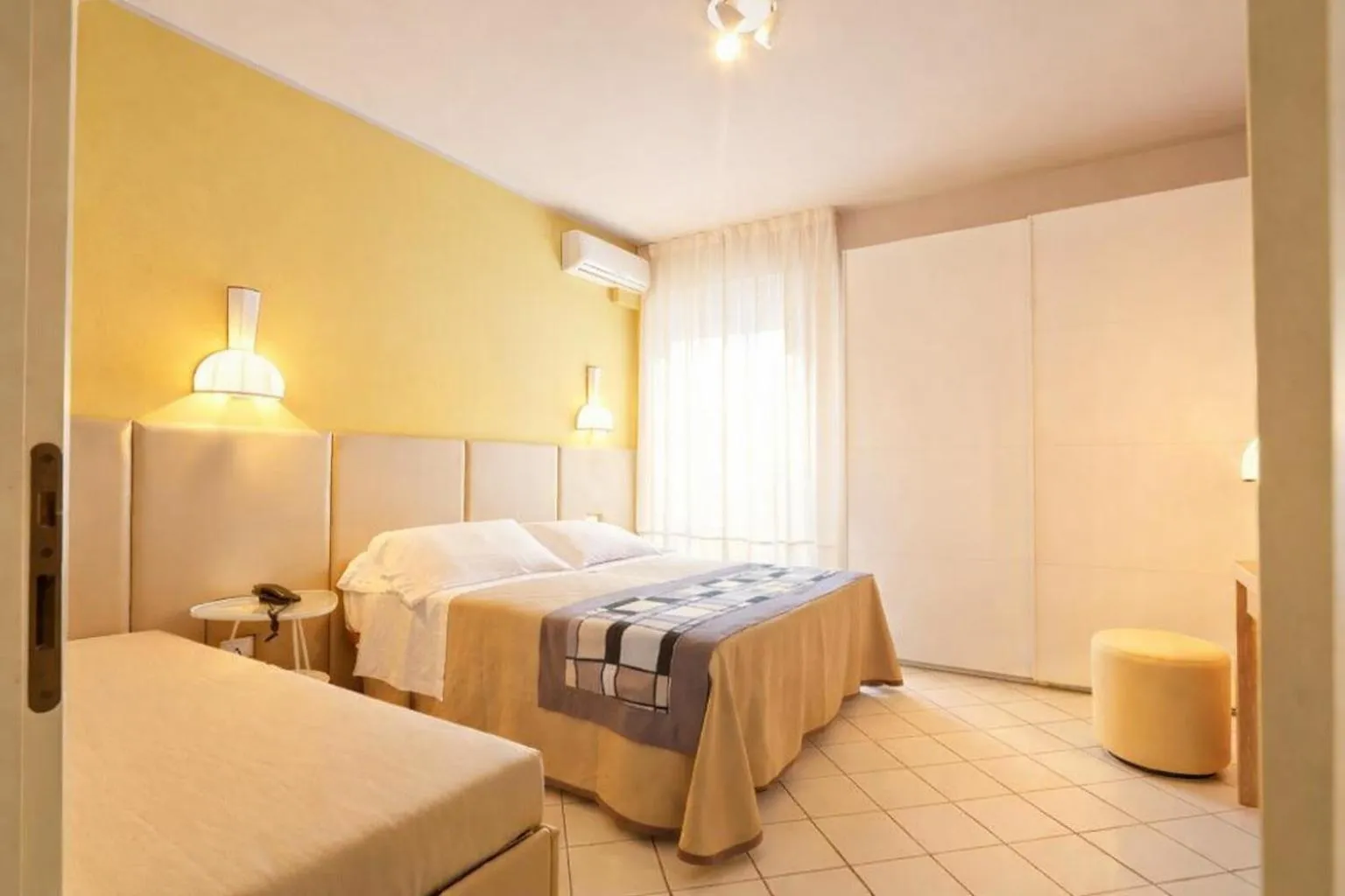Bed in HOTEL TRIONFAL - Fronte Mare - Vicinissimi al Centro
