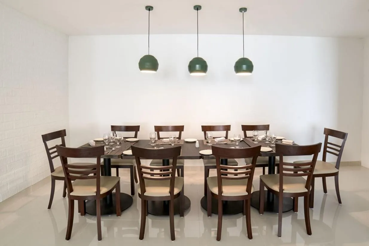 Restaurant/places to eat in Avari Xpress Gulberg