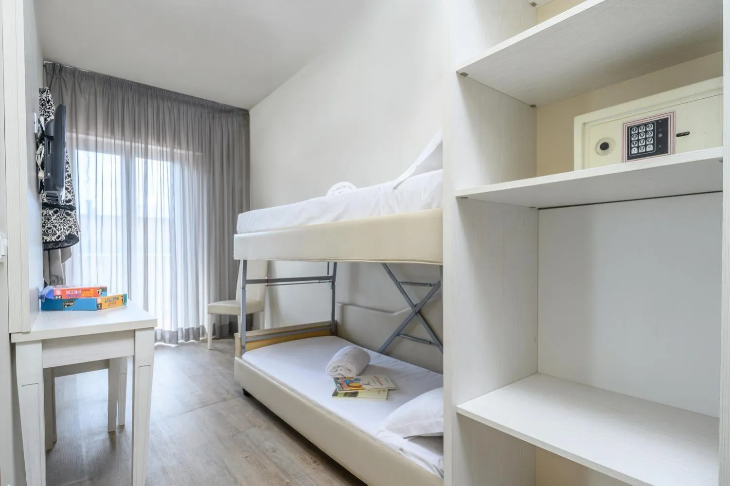 bunk bed, Bed in Atlas Hotel