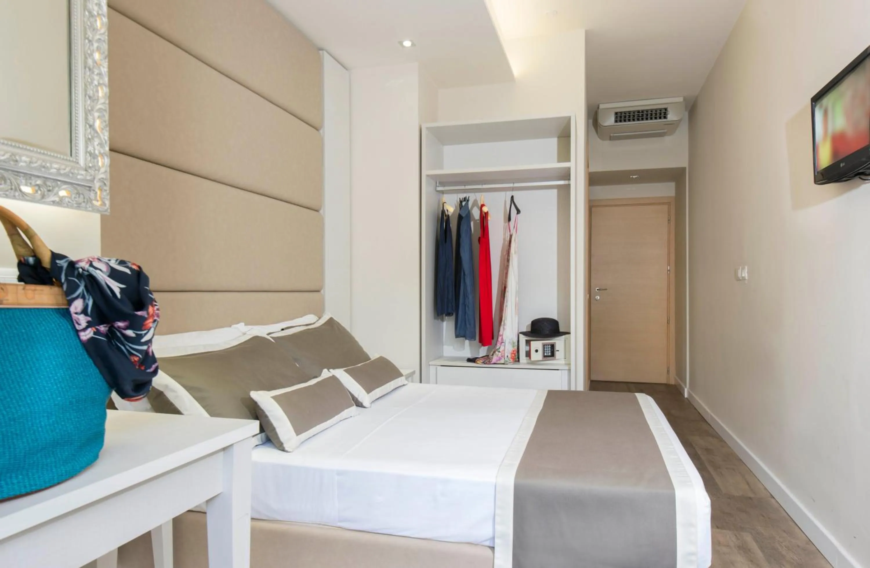 Photo of the whole room, Bed in Atlas Hotel