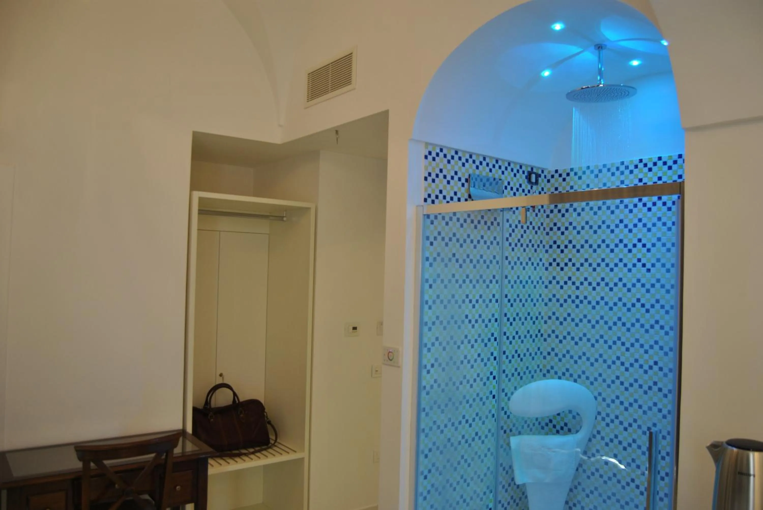 Shower in Core Amalfitano City Suites