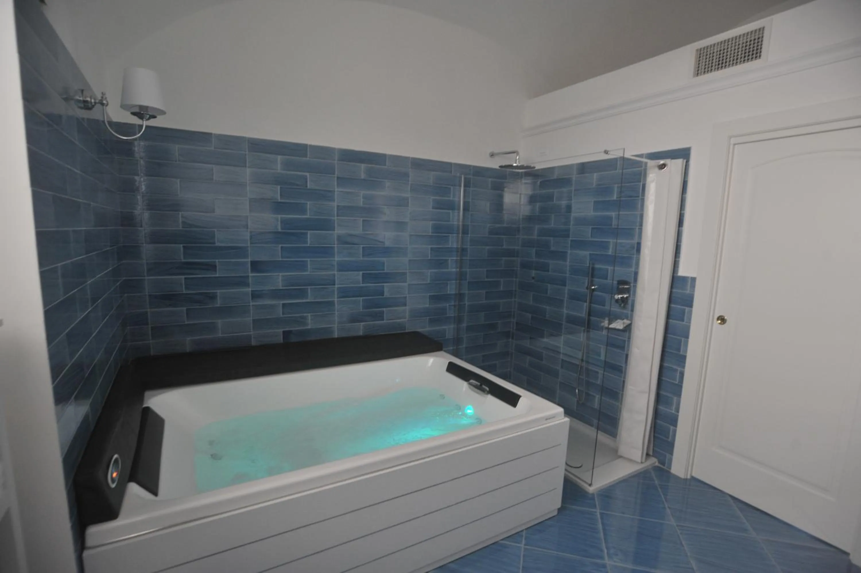 Shower in Core Amalfitano City Suites