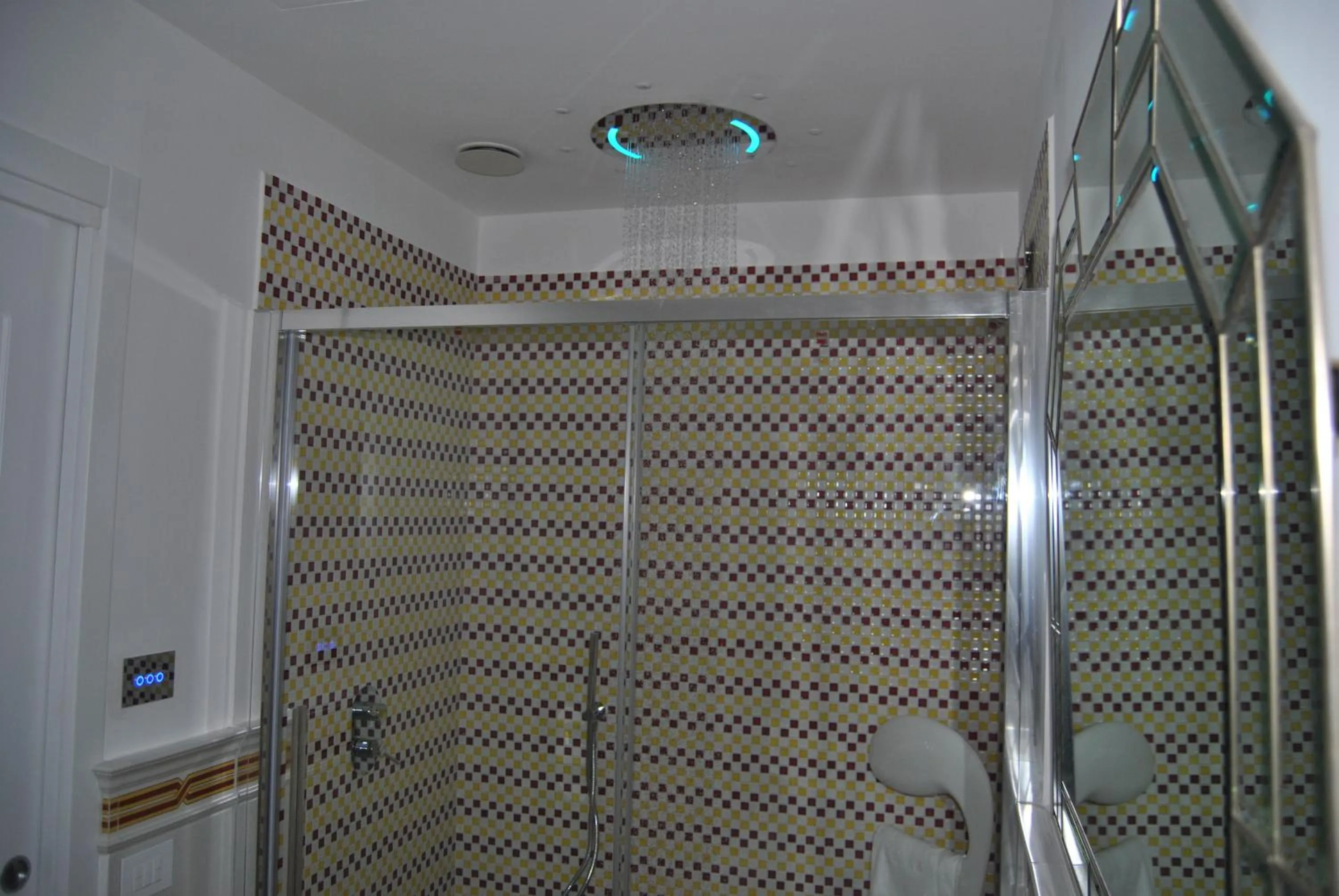 Shower in Core Amalfitano City Suites