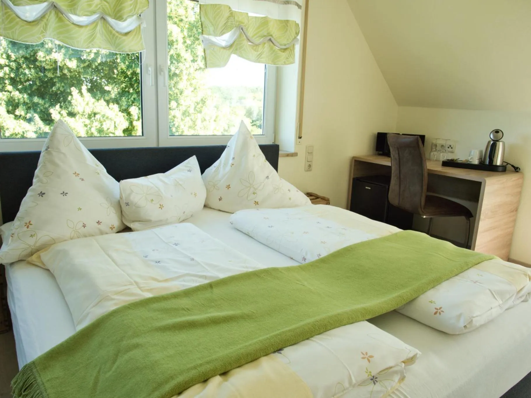 Bed in Kirschberghof Gästehaus und Weinverkauf