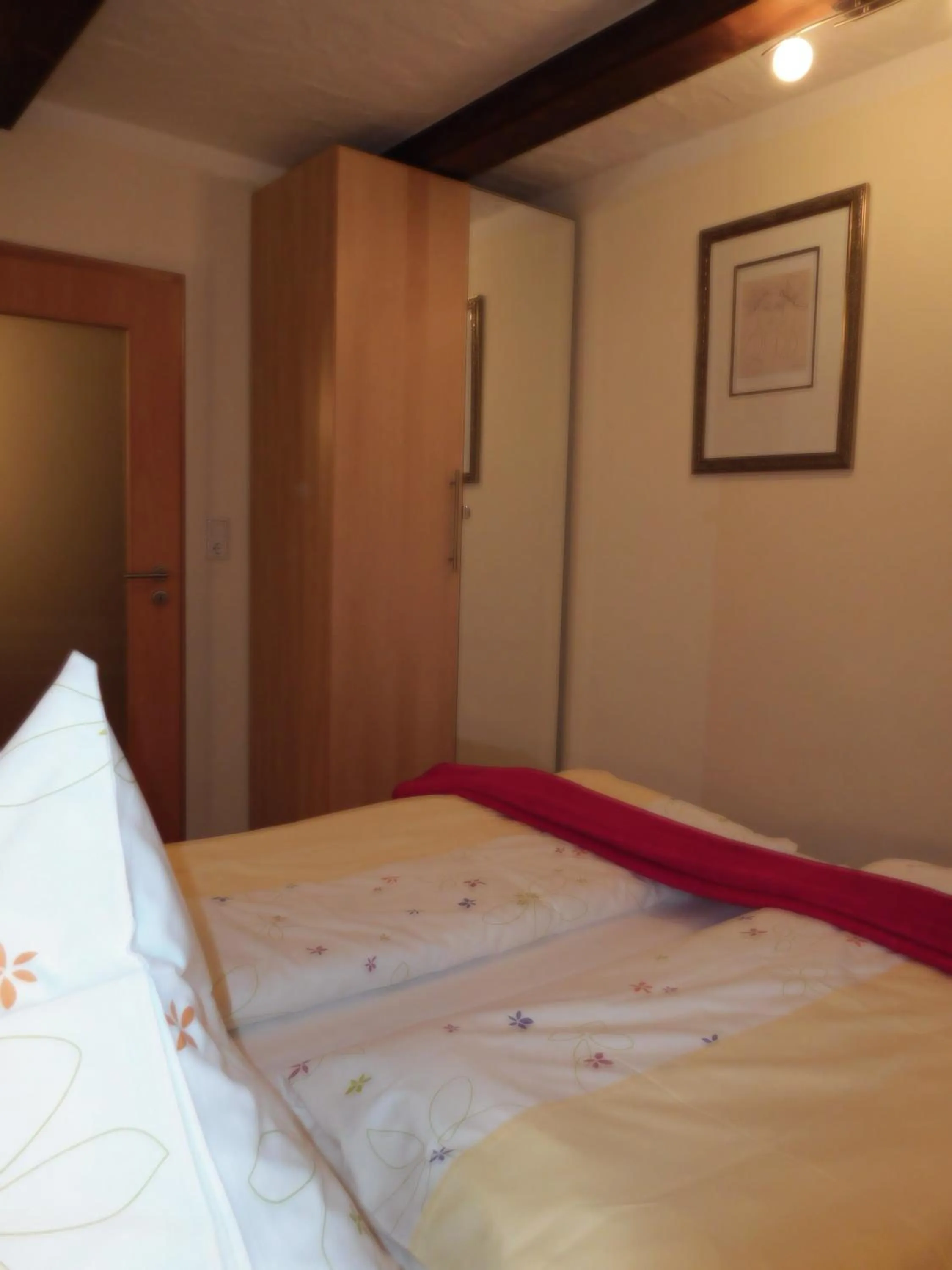 Bed in Kirschberghof Gästehaus und Weinverkauf