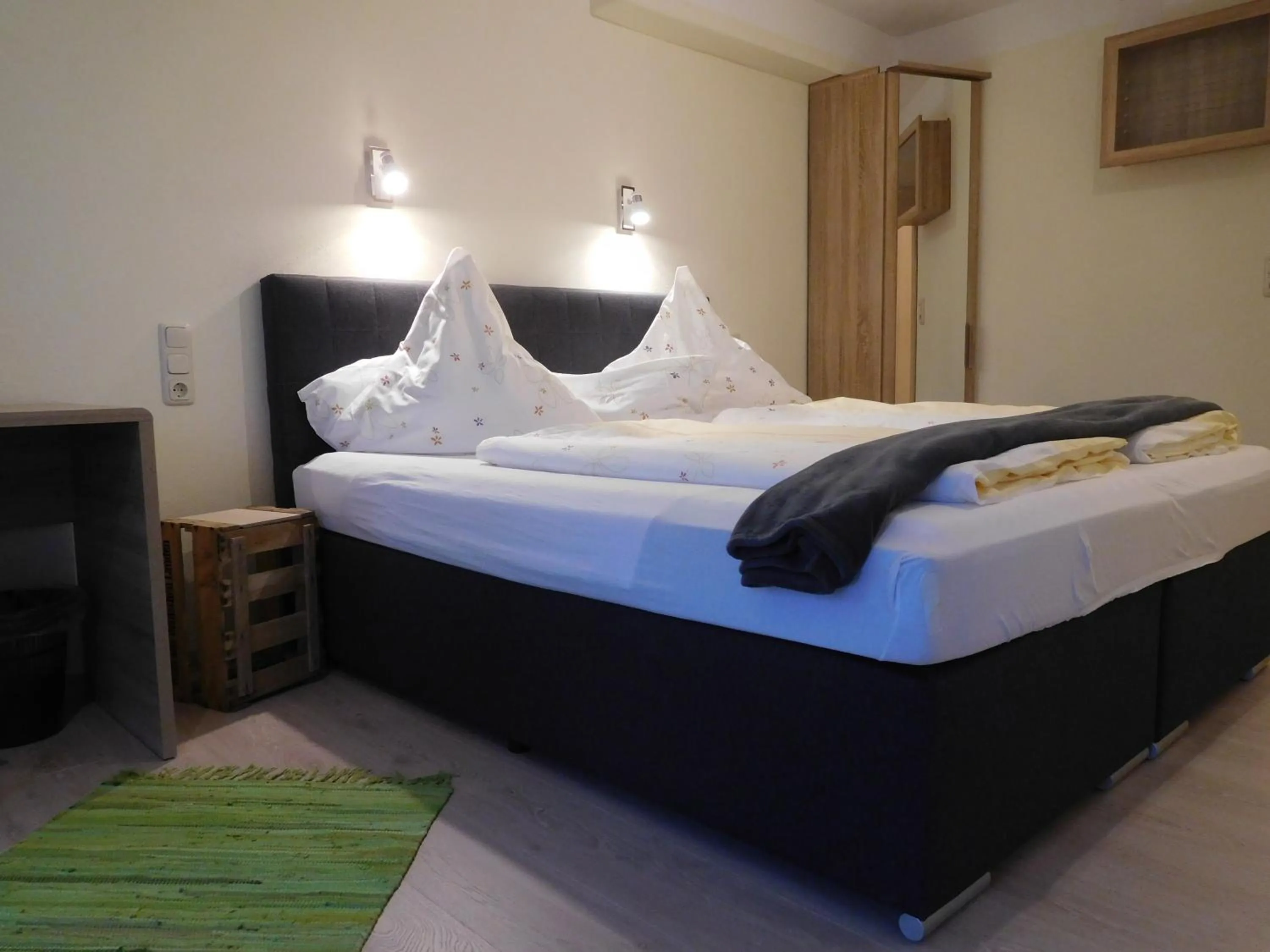 Bed in Kirschberghof Gästehaus und Weinverkauf