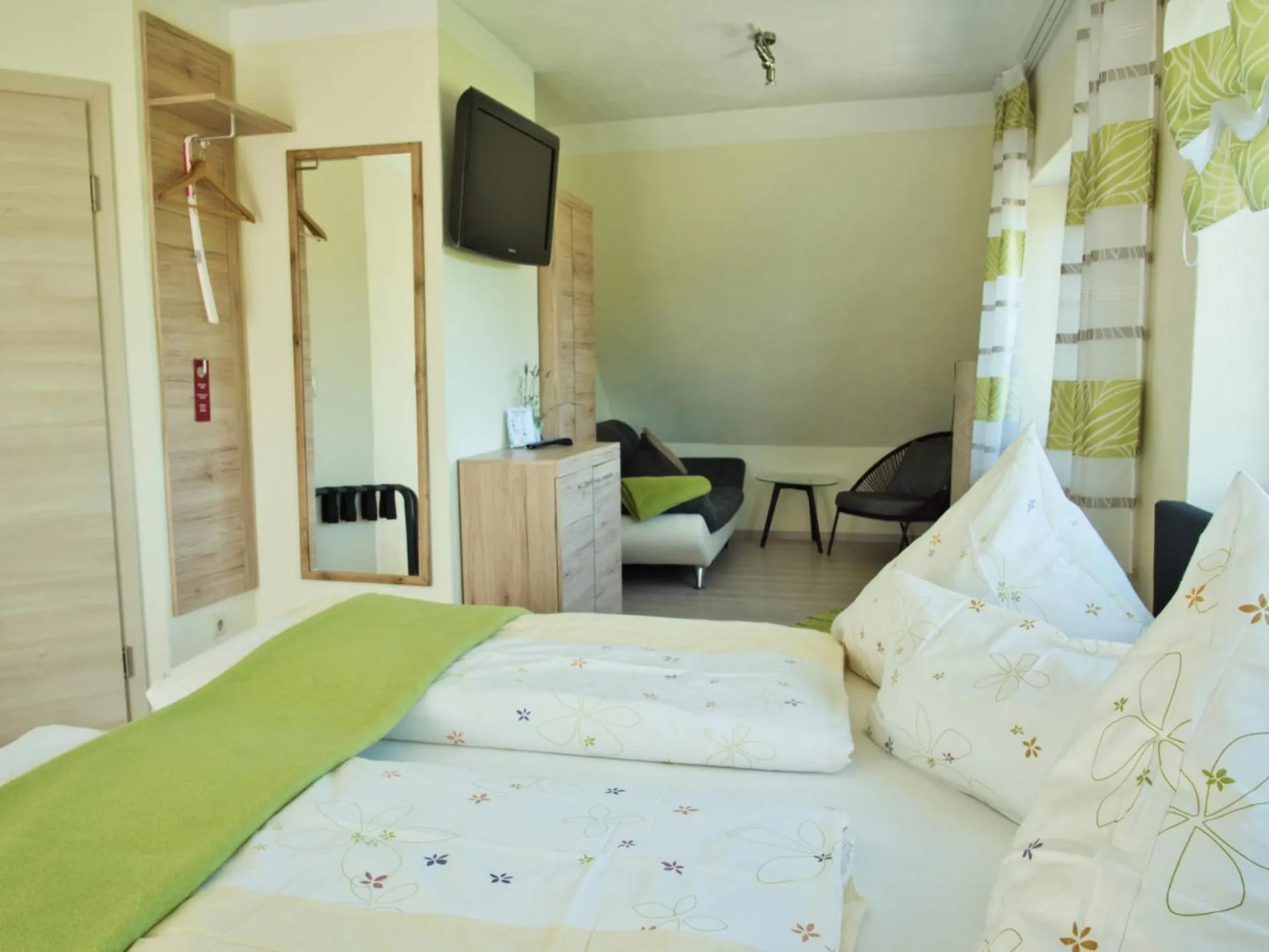 Bed in Kirschberghof Gästehaus und Weinverkauf