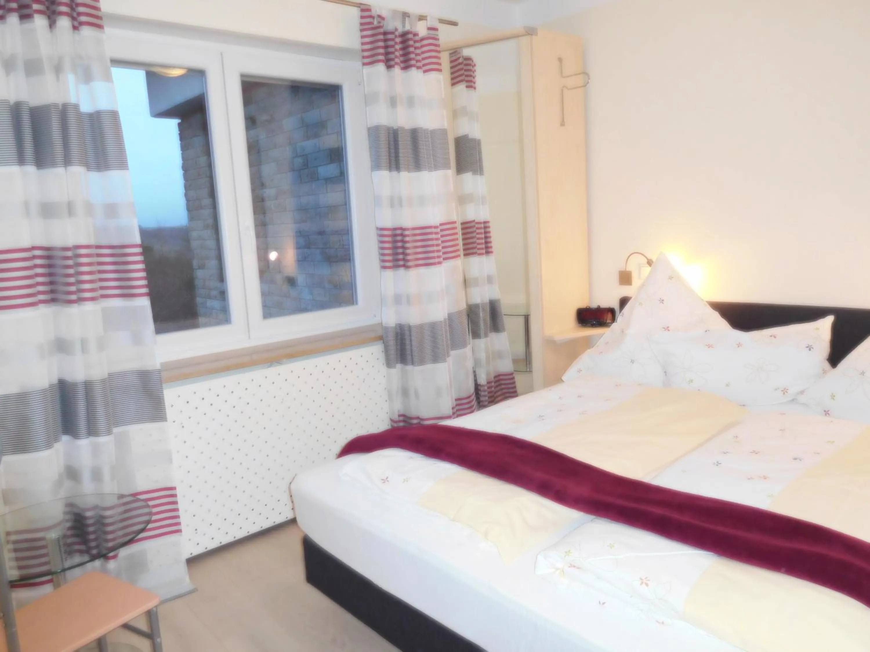 Bed in Kirschberghof Gästehaus und Weinverkauf