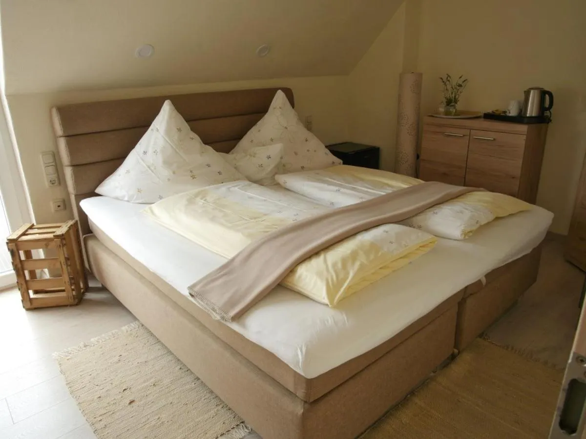 Bed in Kirschberghof Gästehaus und Weinverkauf