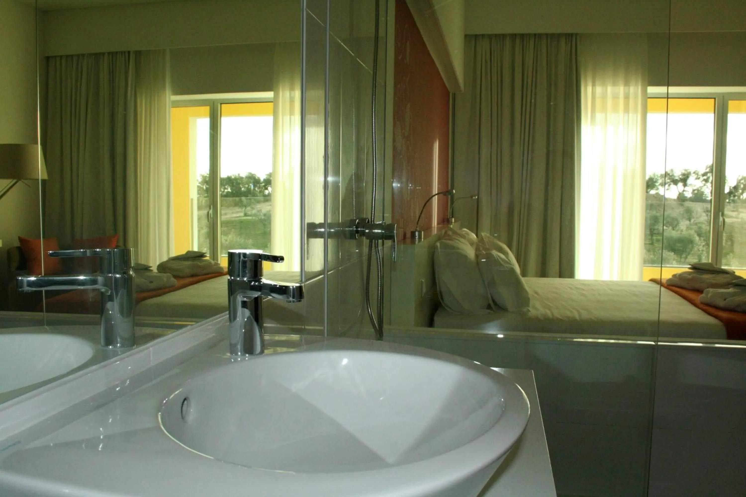 Bathroom, Bed in Monte Filipe Hotel