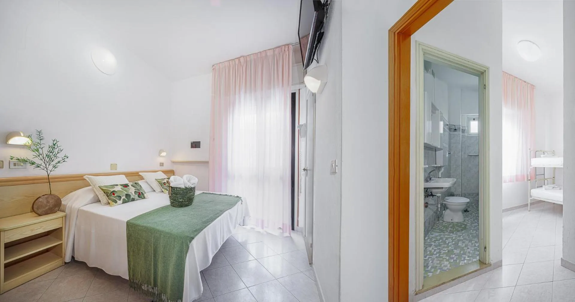 Photo of the whole room, Bed in Hotel Cola Frontemare