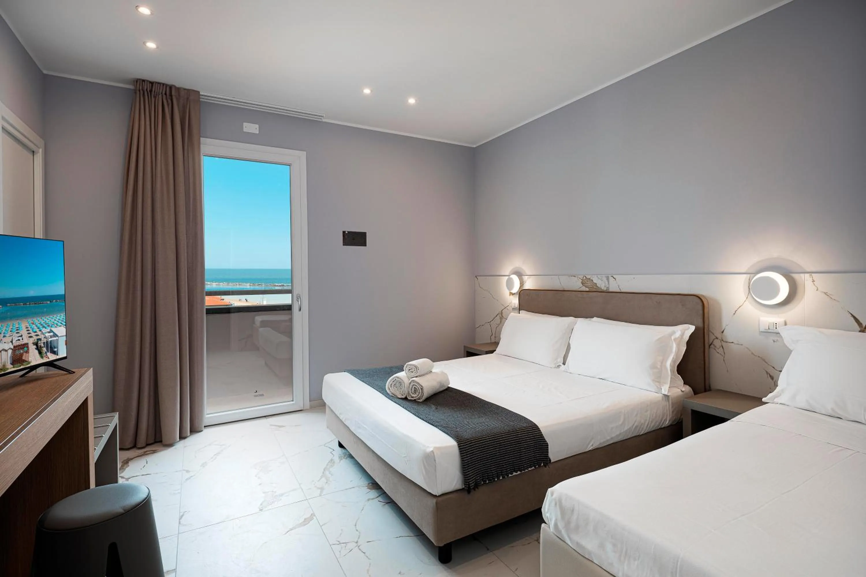 Photo of the whole room, Bed in Hotel Cola Frontemare