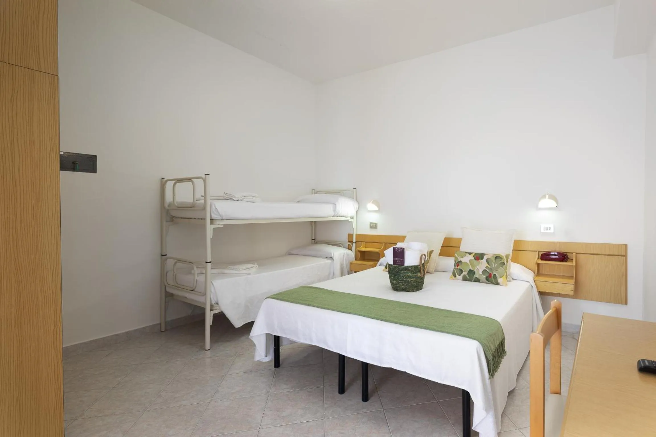 Photo of the whole room, Bed in Hotel Cola Frontemare