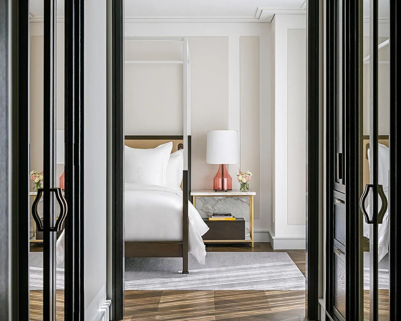 Bedroom, Bed in Four Seasons Hotel Montreal