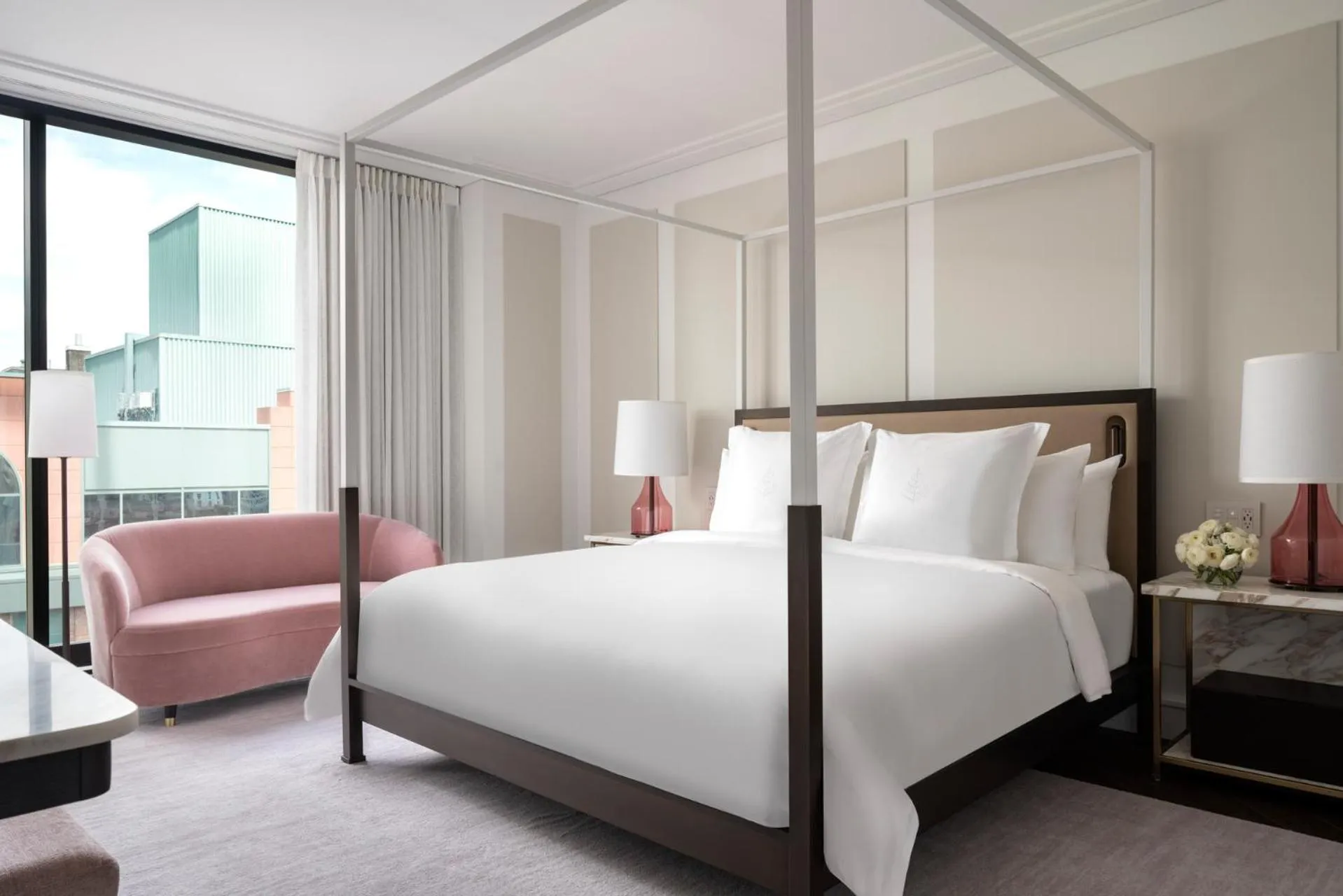 Photo of the whole room, Bed in Four Seasons Hotel Montreal