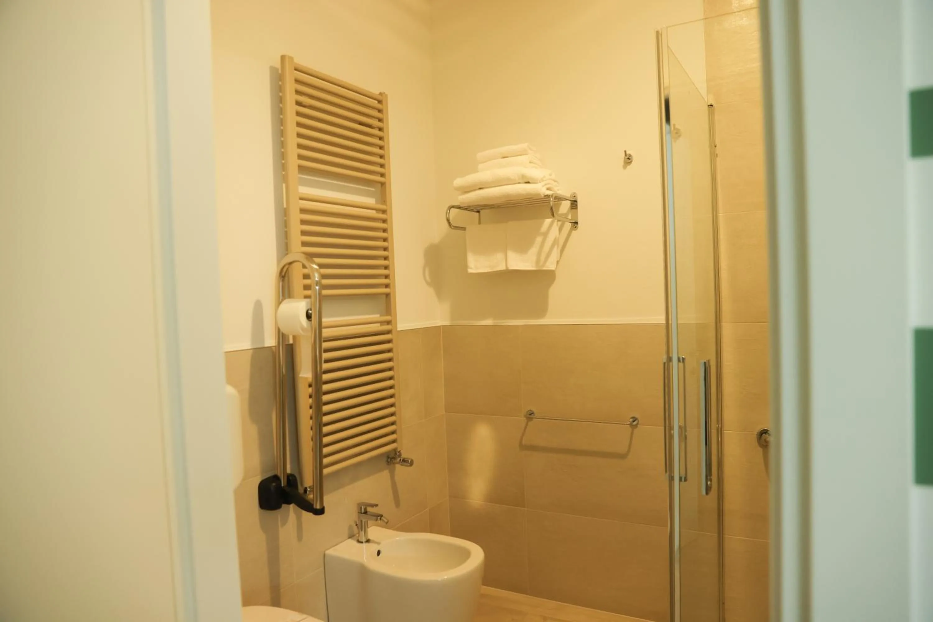 Shower in Maritan Hotel & Spa