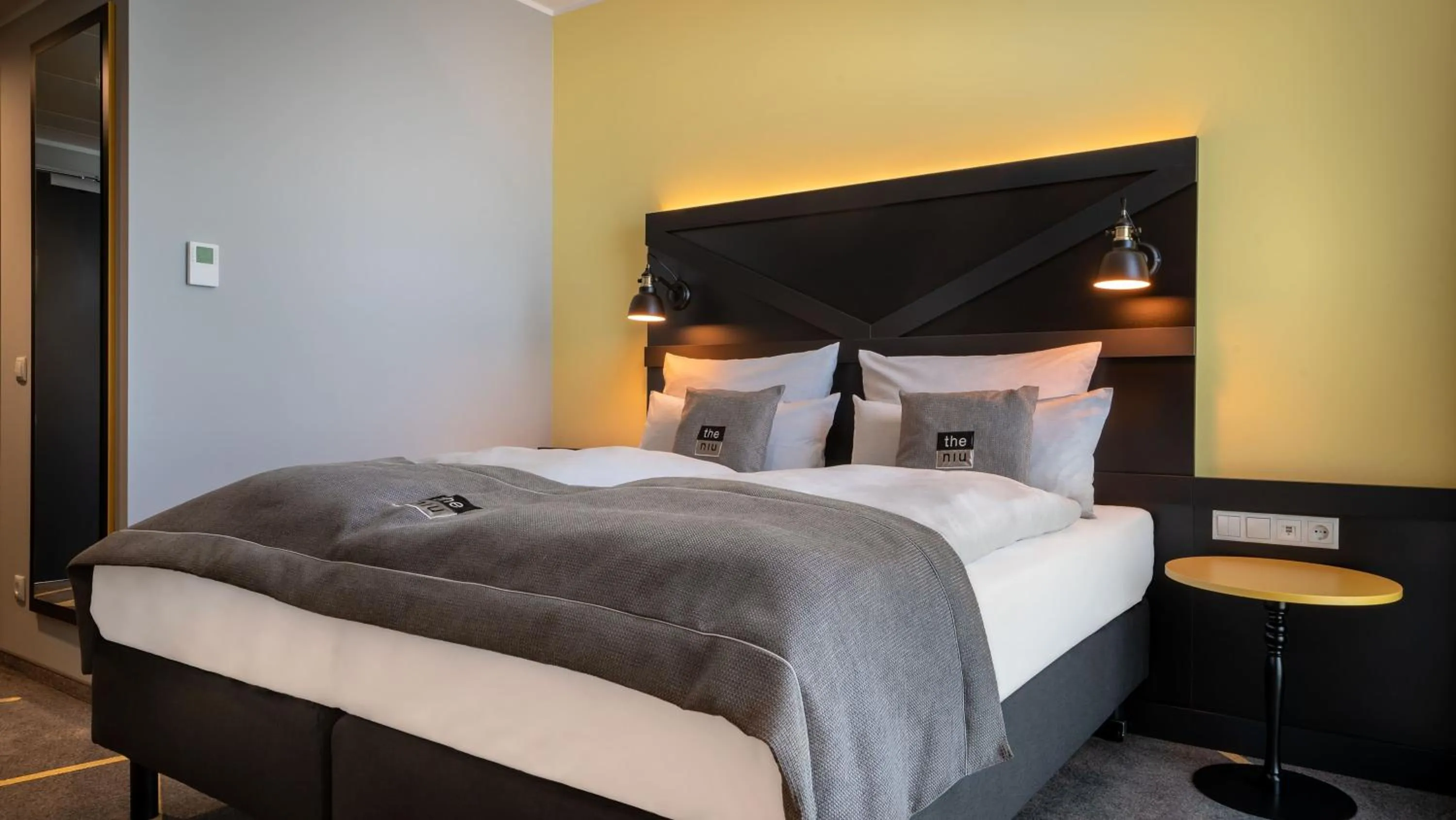 Photo of the whole room, Bed in Holiday Inn - the niu, Fury Aschheim Messe by IHG