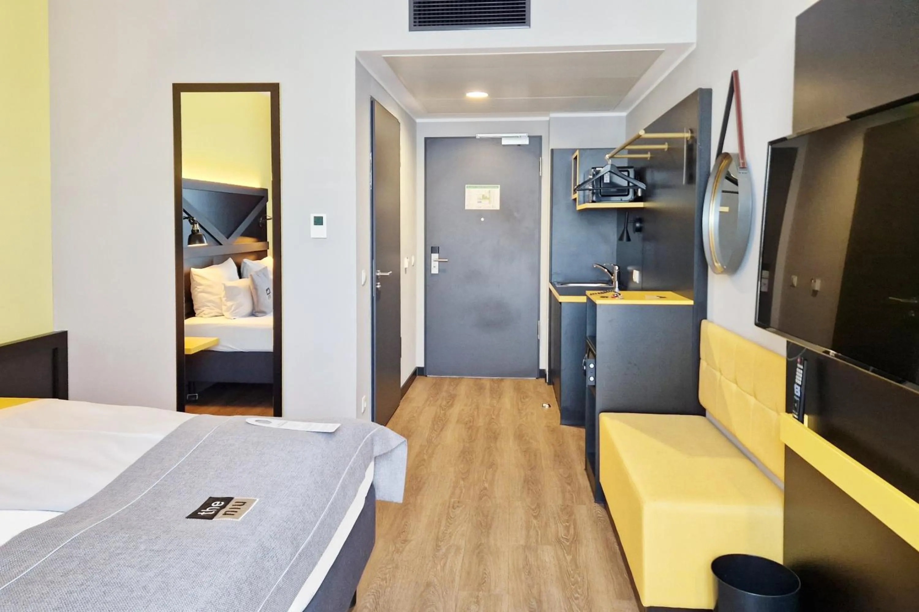 Photo of the whole room, Bed in Holiday Inn - the niu, Fury Aschheim Messe by IHG