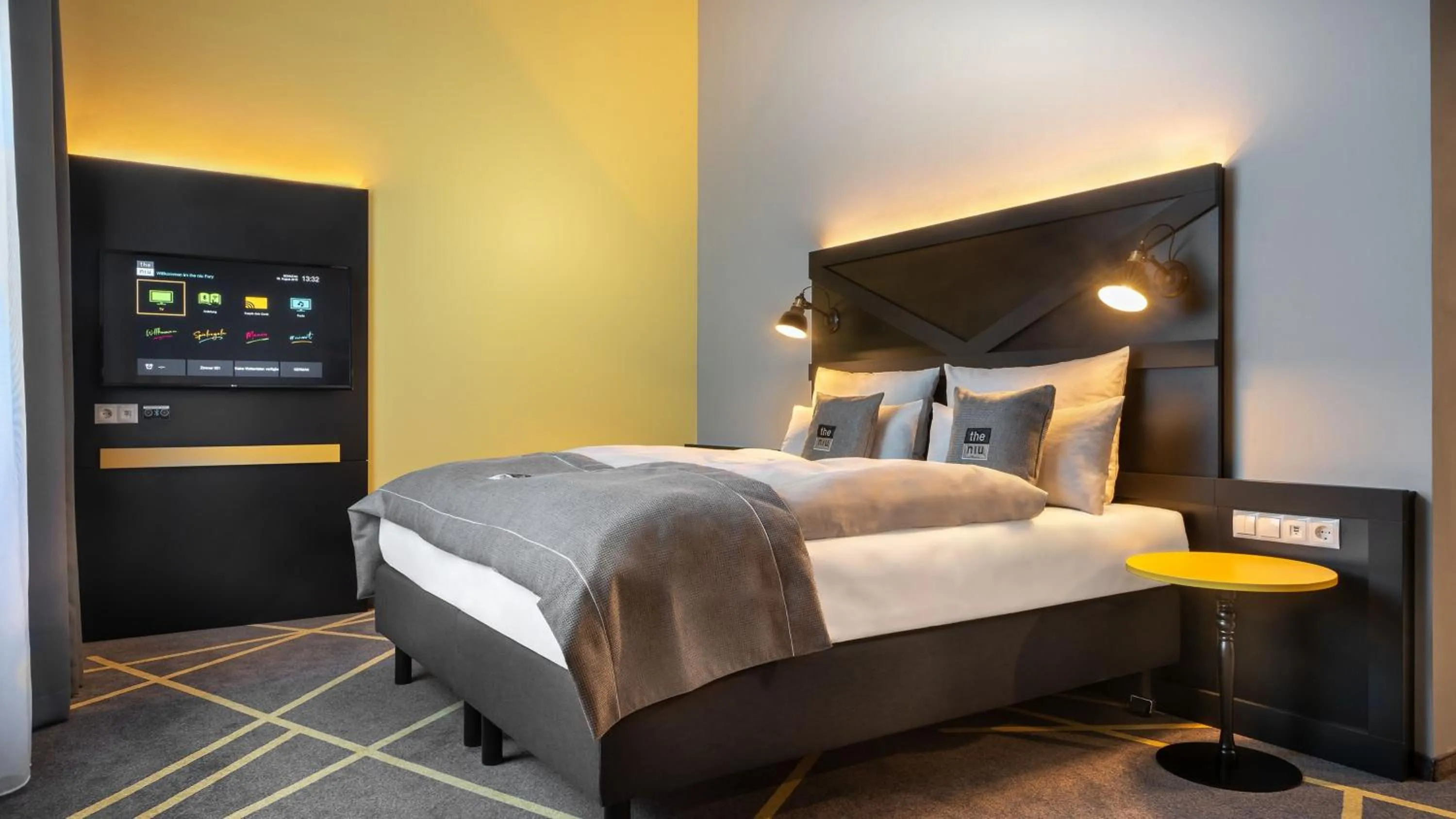 Photo of the whole room, Bed in Holiday Inn - the niu, Fury Aschheim Messe by IHG