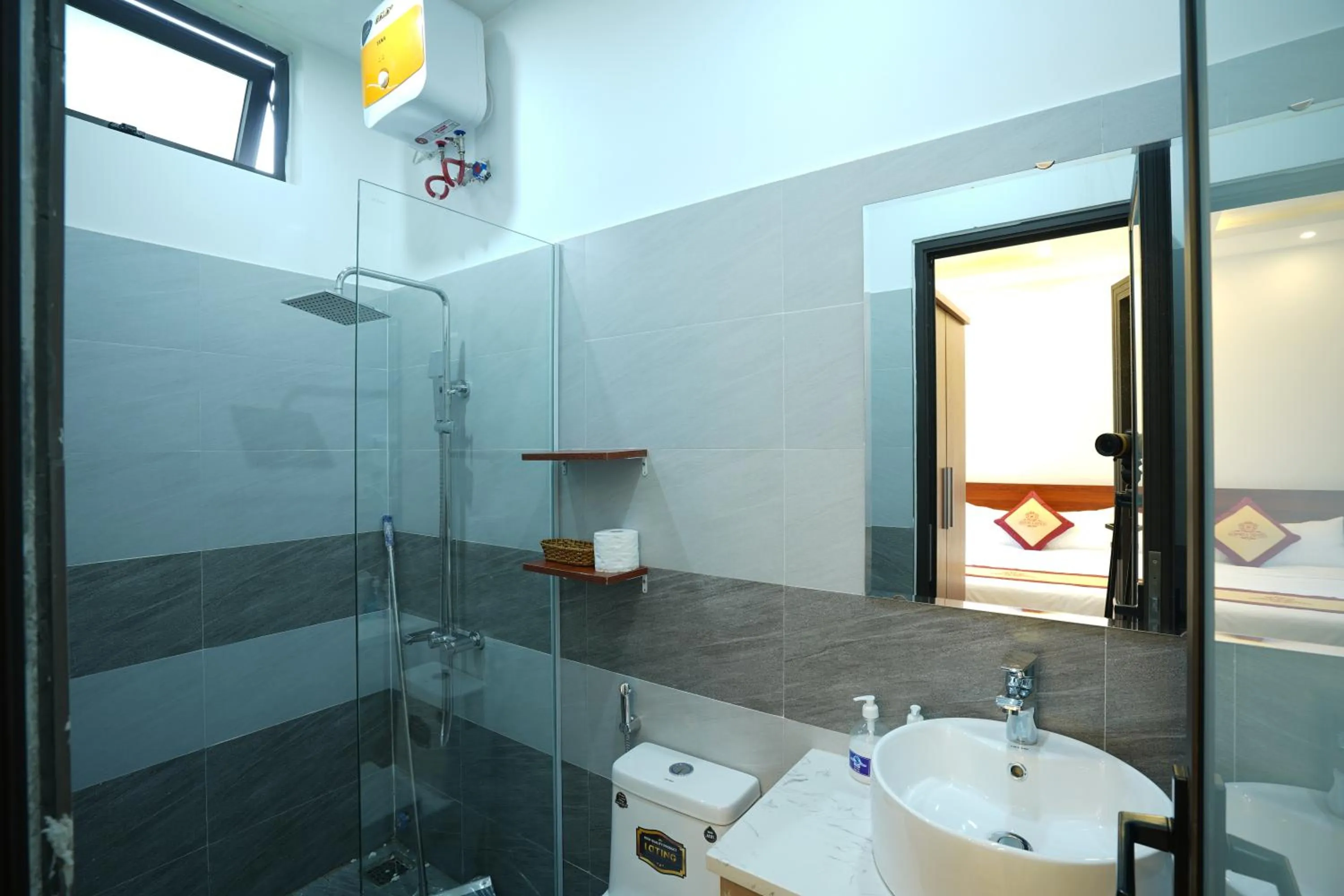 Shower in Sapphire Hotel Hue