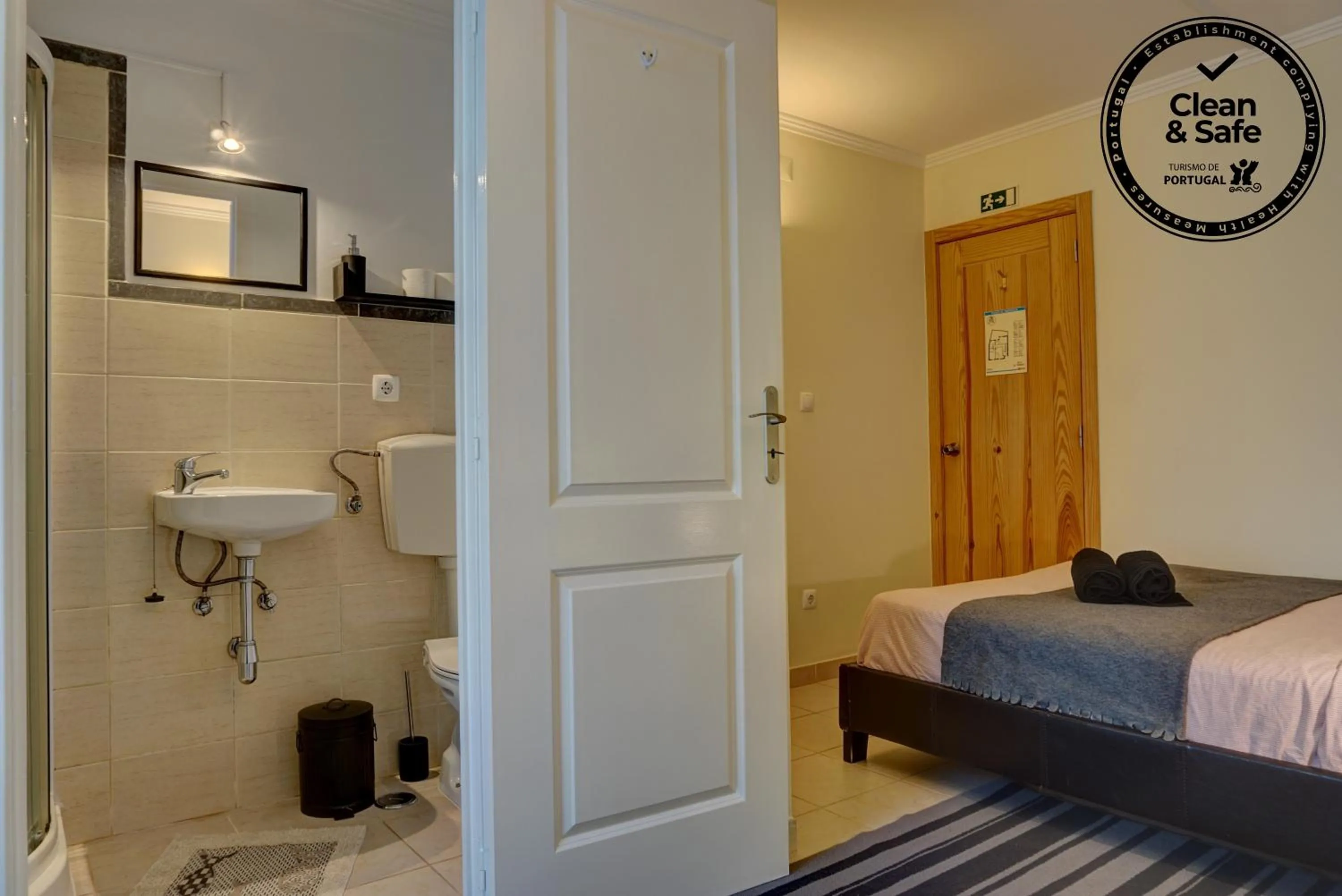 Shower, Bed in Peniche Surf Lodge 1