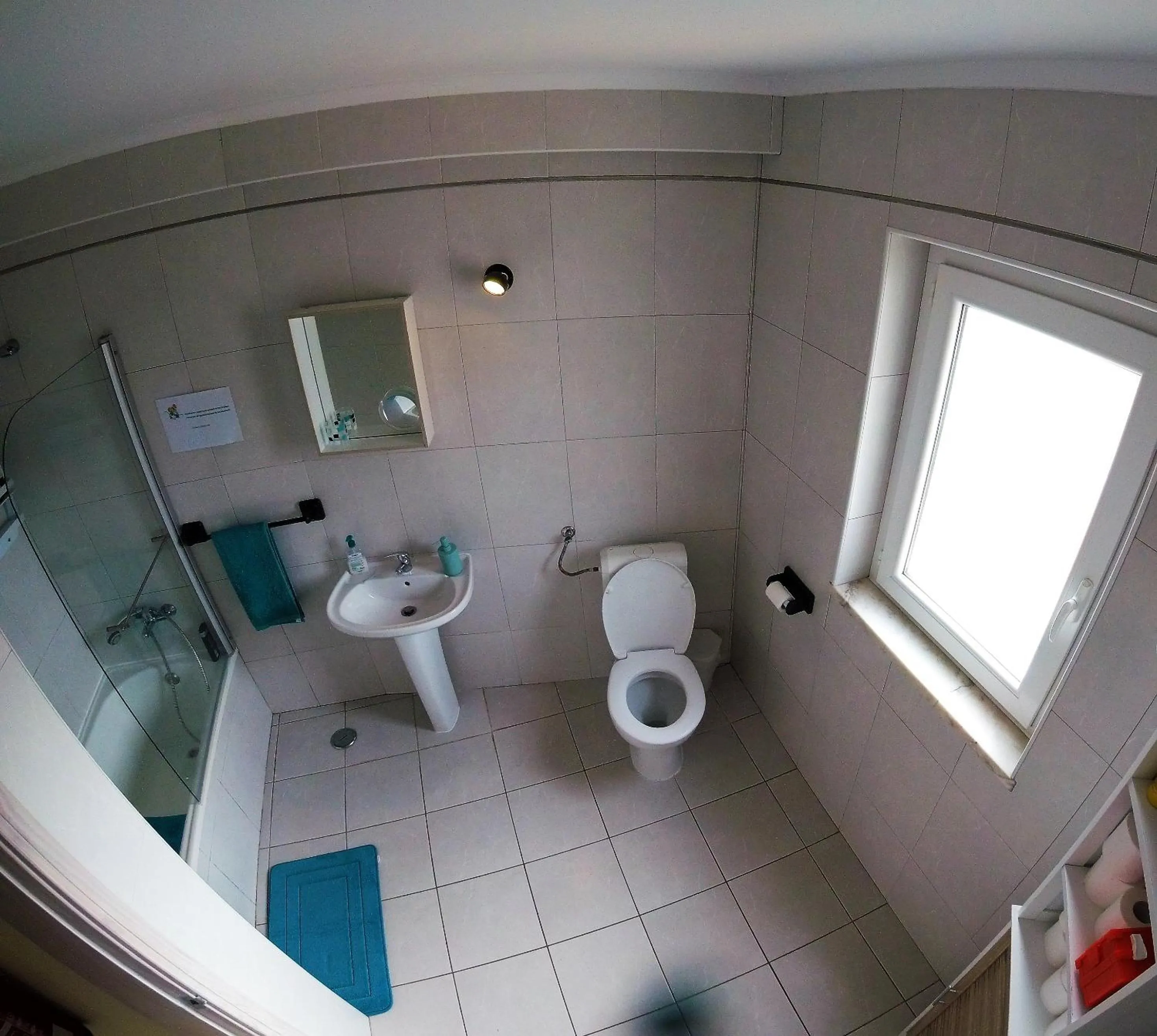 Toilet in Peniche Surf Lodge 1