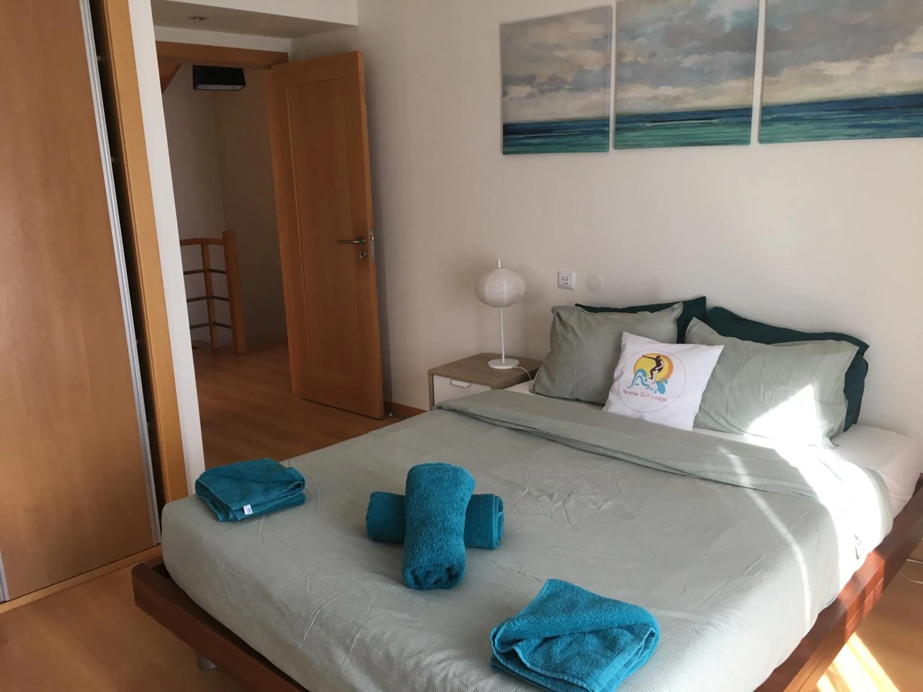 Shower, Bed in Peniche Surf Lodge 1