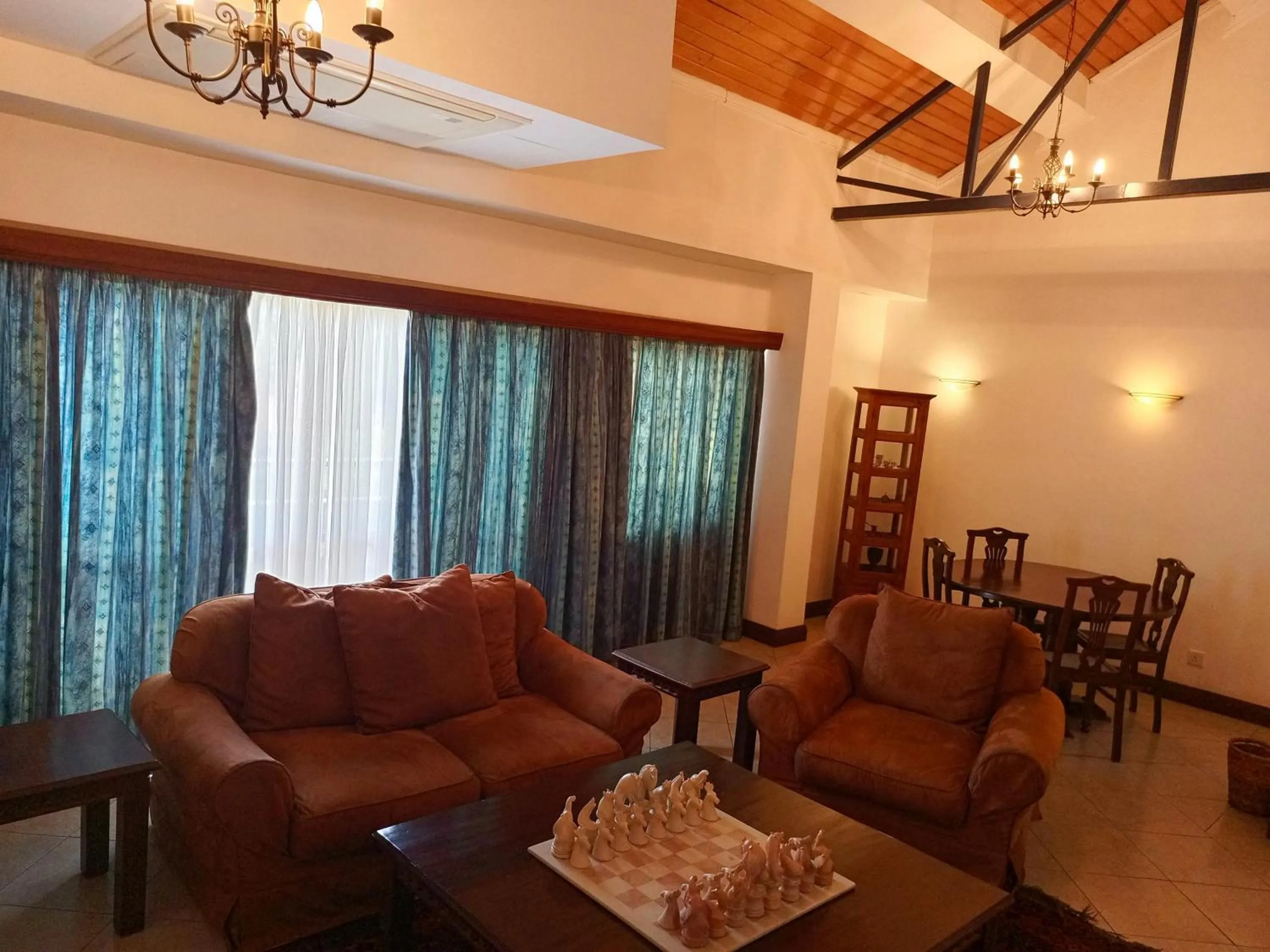 Communal lounge/ TV room in The Heron By Sarovar Portico India