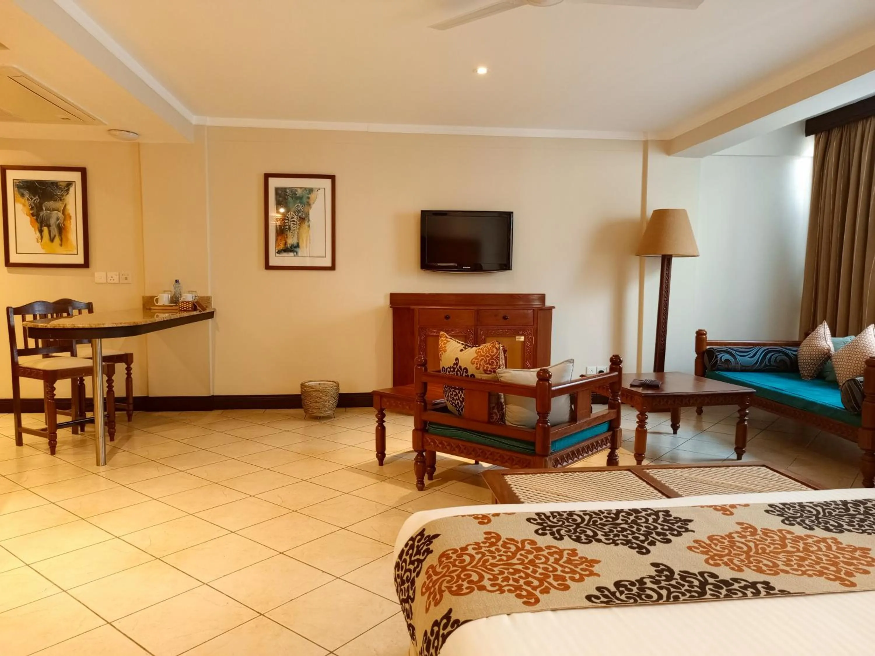 Living room, Bed in The Heron By Sarovar Portico India